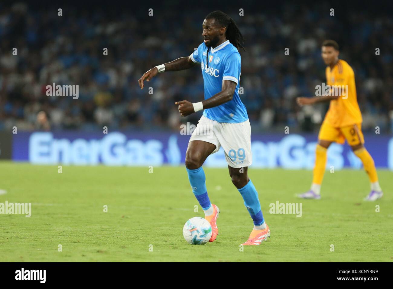 Napoli, Italia. 22 settembre 2025. Andre Zambo Anguissa della SSC Napoli in azione durante la partita di serie A tra SSC Napoli e Pisa SC allo Stadio Maradona il 22 settembre 2025 a Napoli. Crediti: Marco Canoniero/Alamy Live News Foto Stock