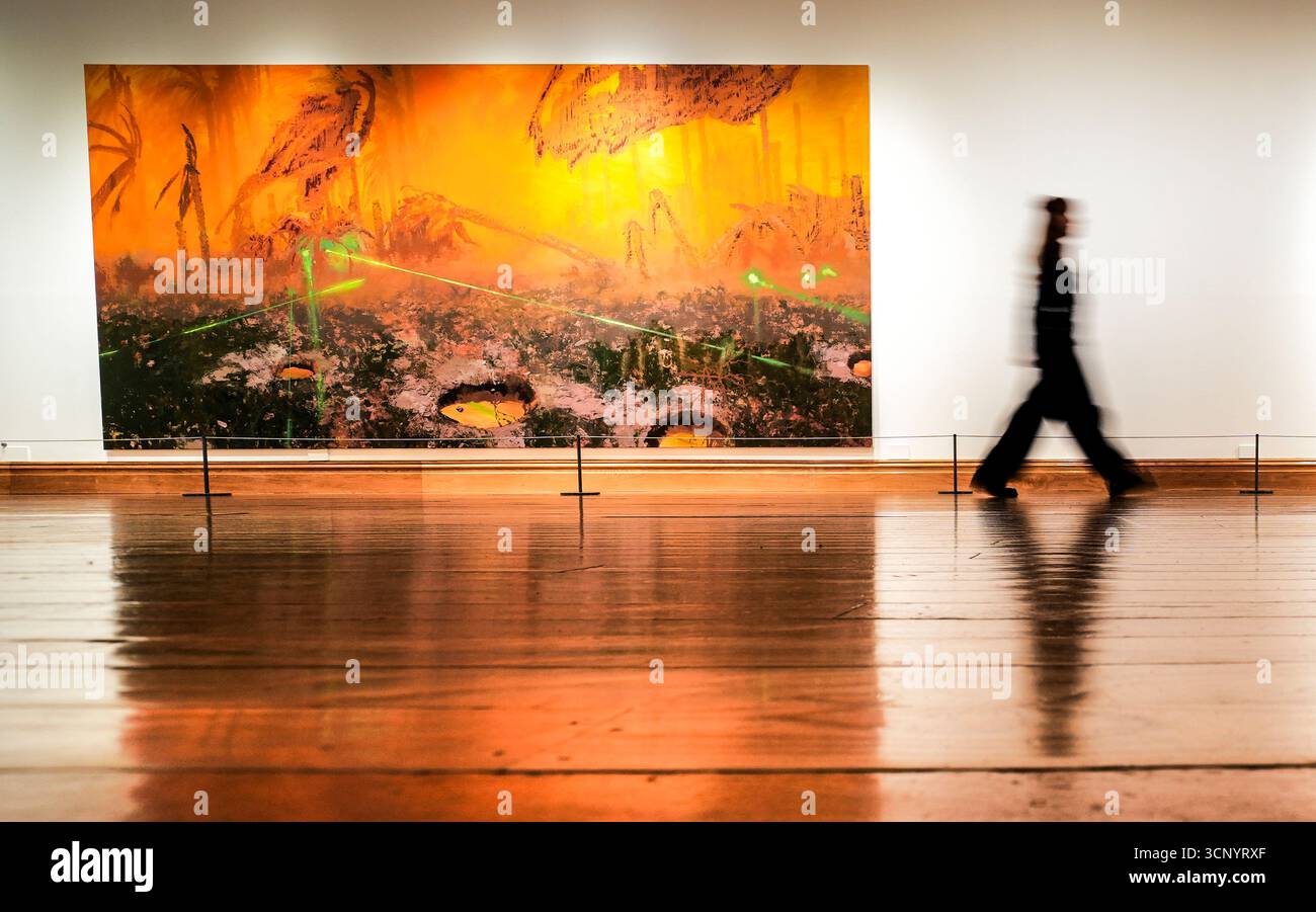 Una donna vede un lavoro dell'artista nominato Mohammed Sami durante l'anteprima stampa del Turner Prize 2025 alla Cartwright Hall Art Gallery di Bradford. Data foto: Martedì 23 settembre 2025. Foto Stock