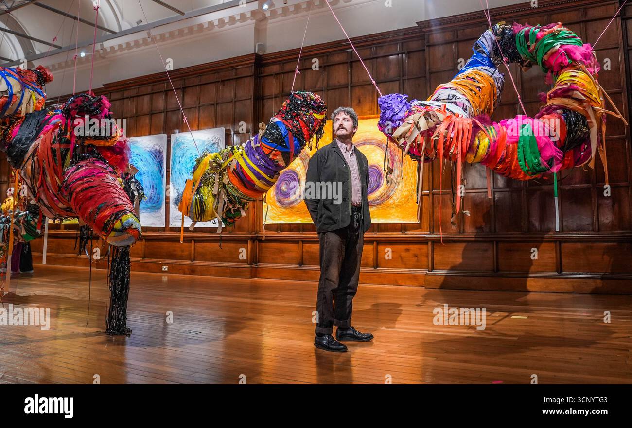 Jonathan Orrell vede il lavoro dell'artista nominata Nnena Kalu durante l'anteprima stampa del Turner Prize 2025 alla Cartwright Hall Art Gallery di Bradford. Data foto: Martedì 23 settembre 2025. Foto Stock