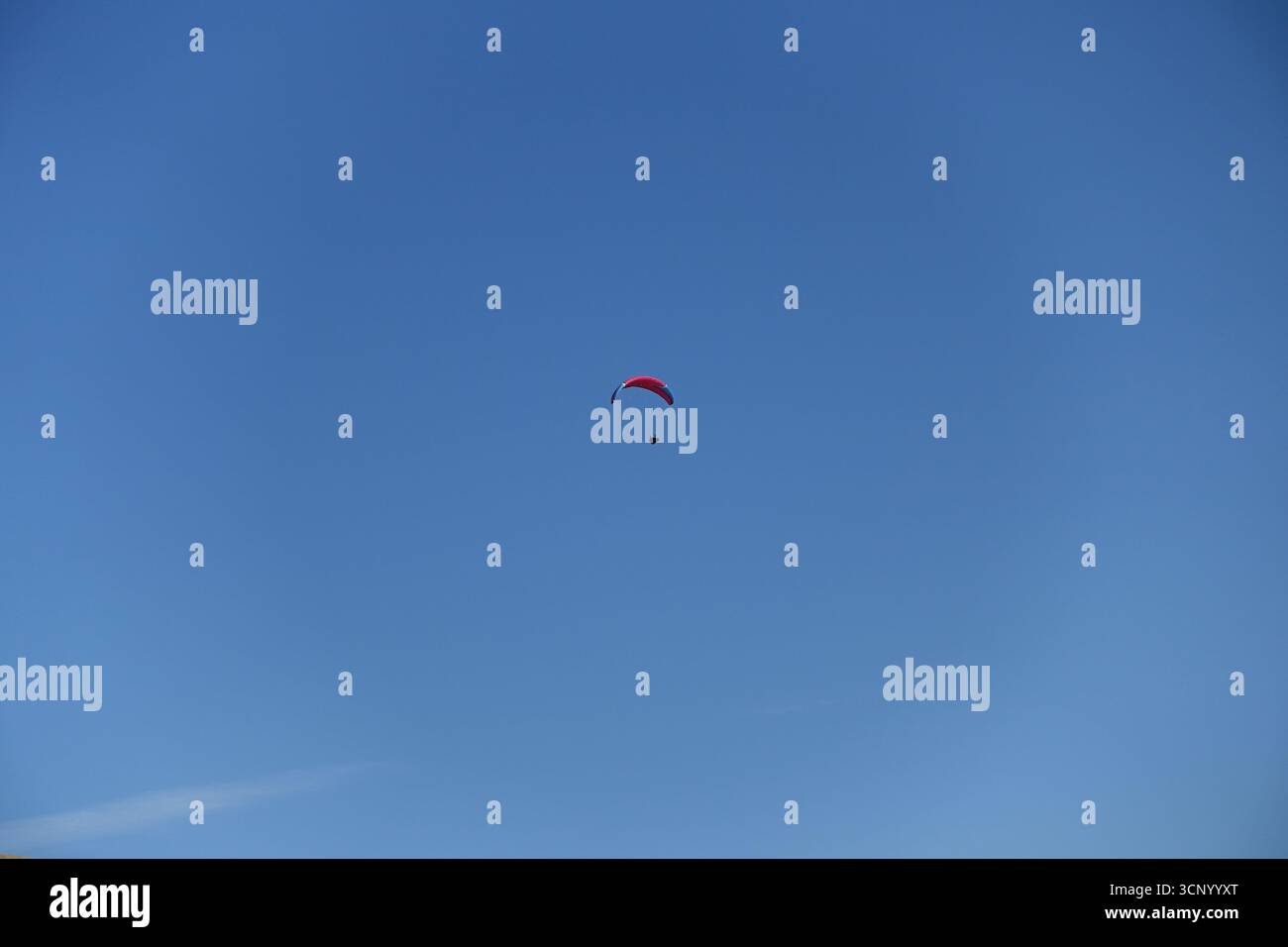Volo in parapendio solitario contro Blue Sky dalla collina "Linghaw" sulla catena montuosa Howgills nel Lake District National Park, Cumbria, Inghilterra, Regno Unito. Foto Stock