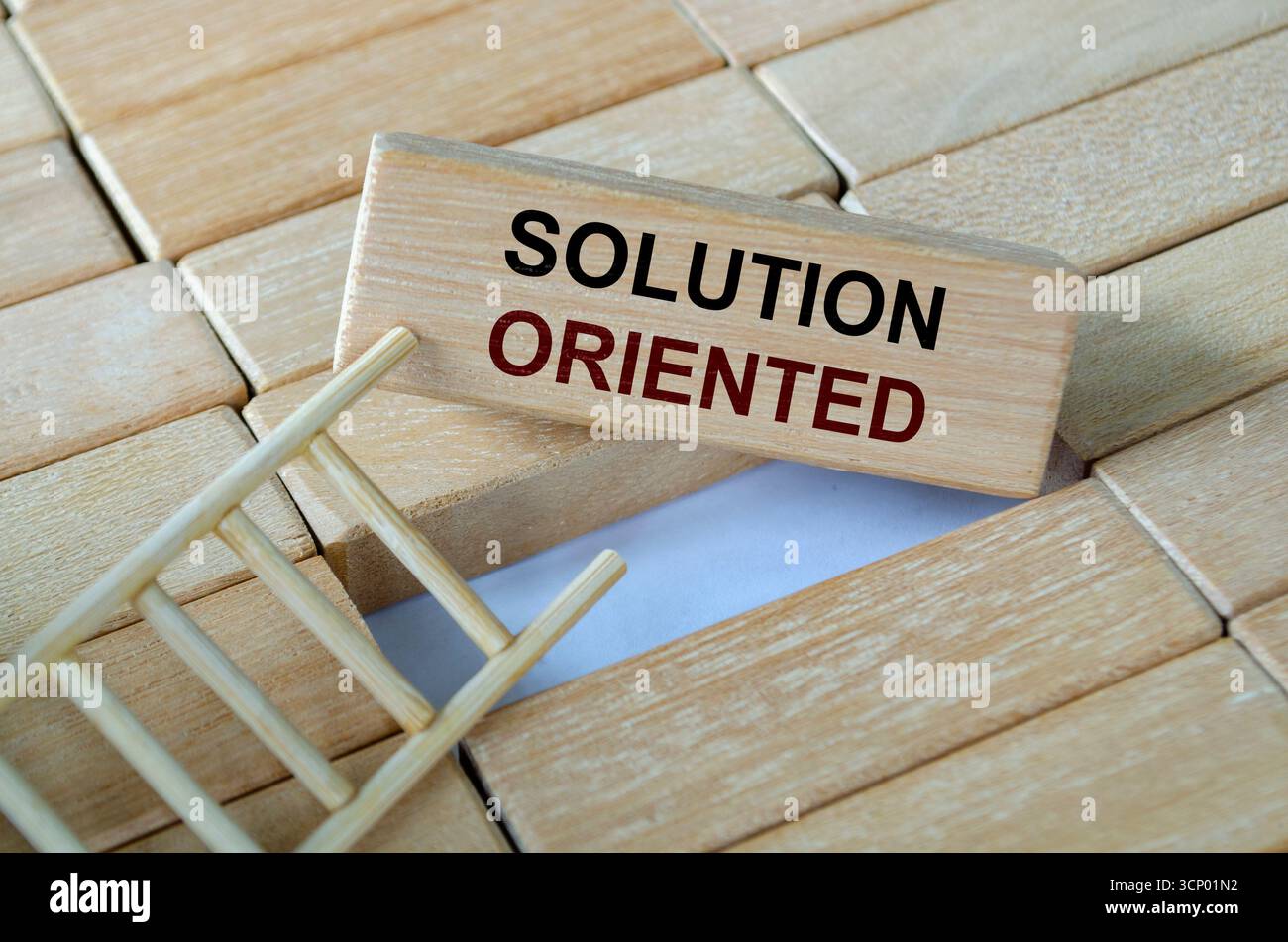 Testo orientato alla soluzione scritto su blocchi di legno disposti su una scala che simboleggia le strategie di risoluzione dei problemi e l'adattabilità Foto Stock