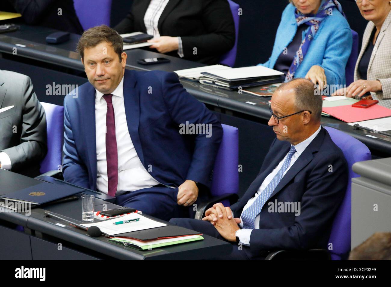 Lars Klingbeil und Friedrich Merz in der 26. Sitzung des 21. Deutschen Bundestages im Reichstagsgebäude. Berlino, 23.09.2025 *** Lars Klingbeil e Friedrich Merz alla 26a sessione del 21 Bundestag tedesco nell'edificio del Reichstag di Berlino, 23 09 2025 foto:xAgenturxWehnertx/xGränzdörferx/xFuturexImagex bundestagssitzung26_5953 Foto Stock