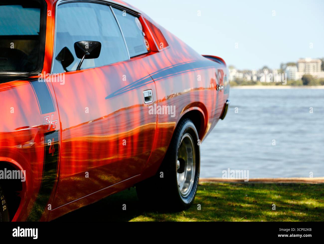 Un'iconica muscle car australiana, parcheggiata da un corpo d'acqua. Foto Stock