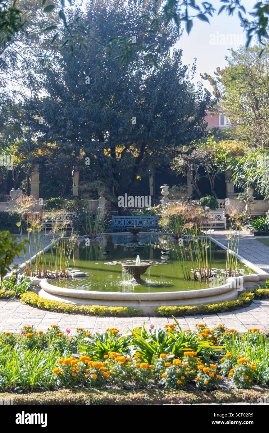 Tranquillo giardino ornamentale con laghetto delle fontane e Marigolds in Nepal Foto Stock