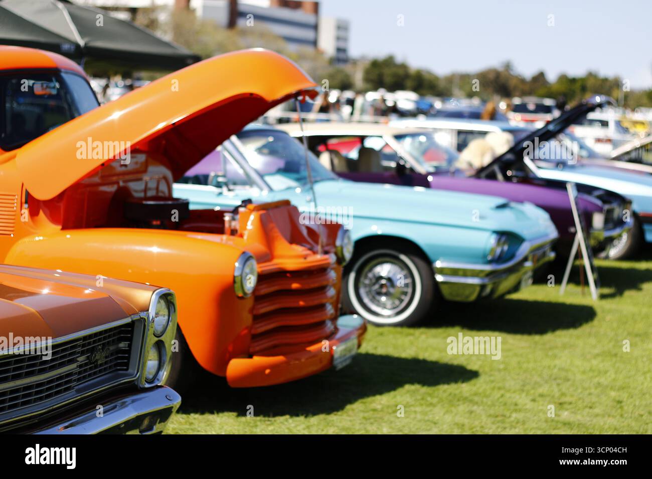 Cappe aperte, cuori aperti: Una stravaganza di auto d'epoca. Foto Stock