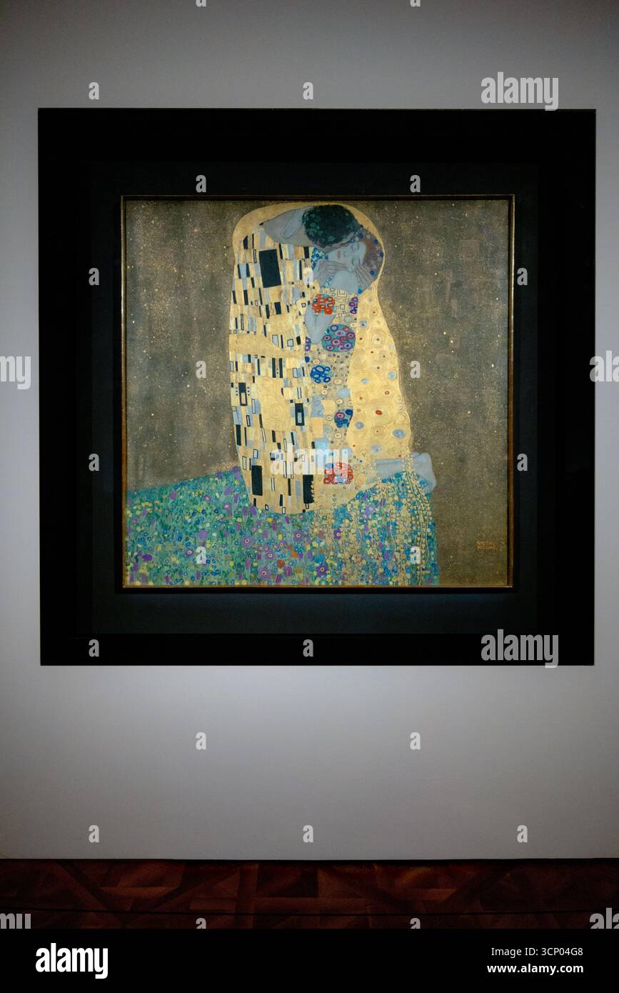 L'iconico dipinto di Gustav Klimt "il bacio" (1907-1908) in mostra al Museo del Belvedere. Foto Stock