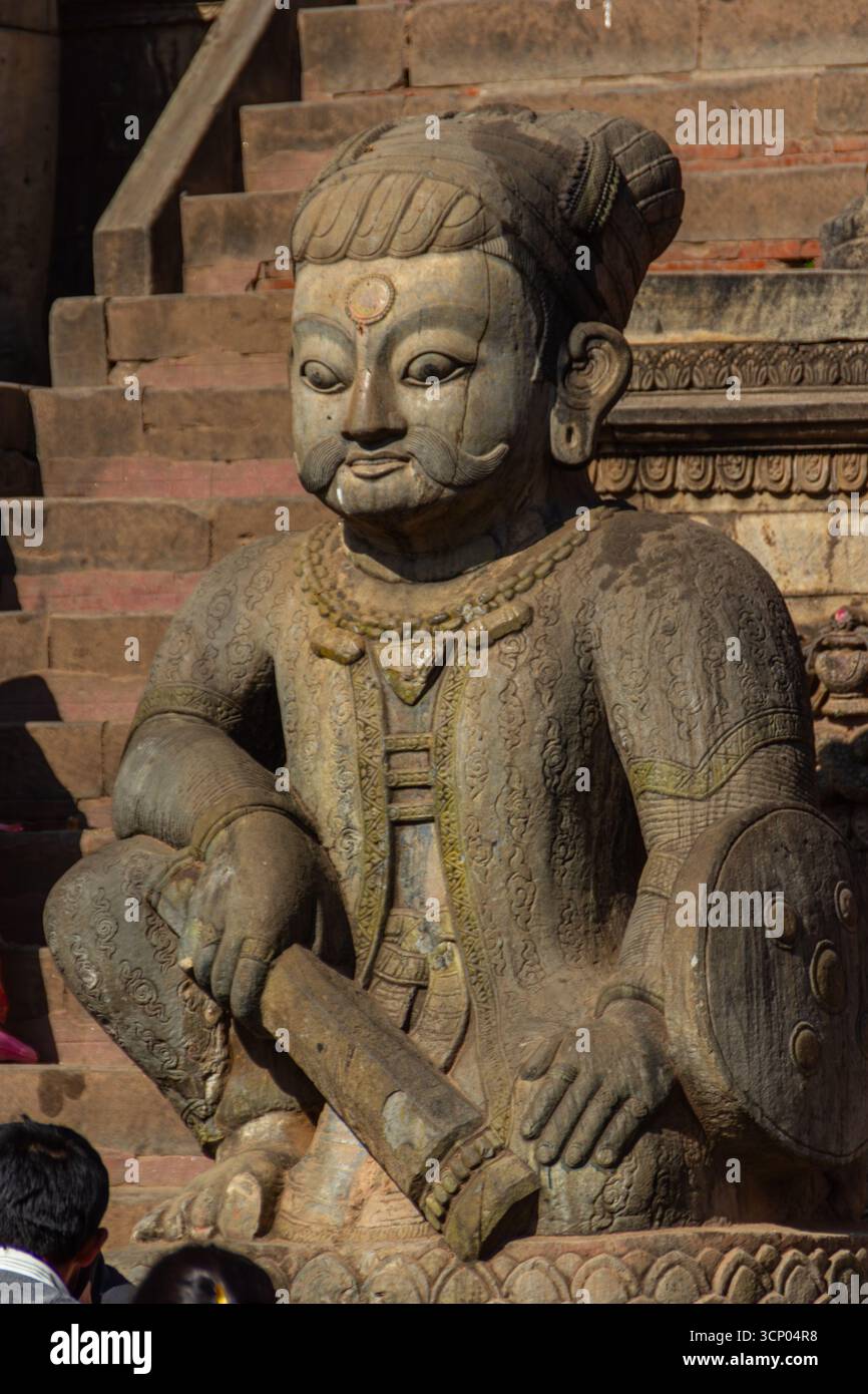 Statua di pietra del Guardiano Nepalese, Tempio Nyatapola Foto Stock