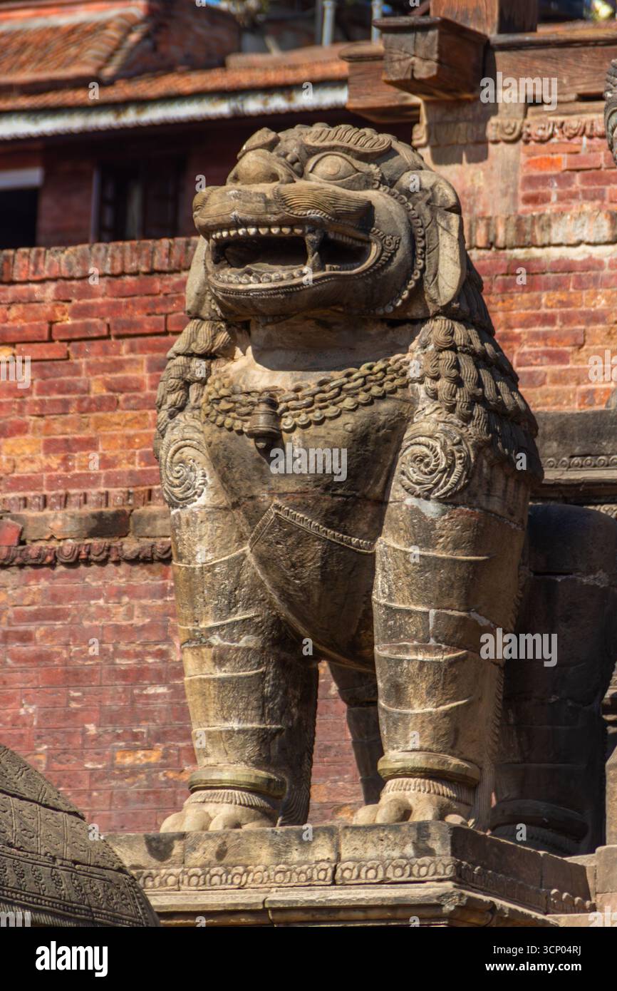 Statua del Guardiano della bestia mitica del Tempio Nepalese Foto Stock