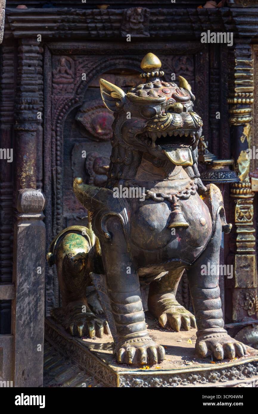 Statua del Guardiano della bestia mitica del Tempio Nepalese Foto Stock