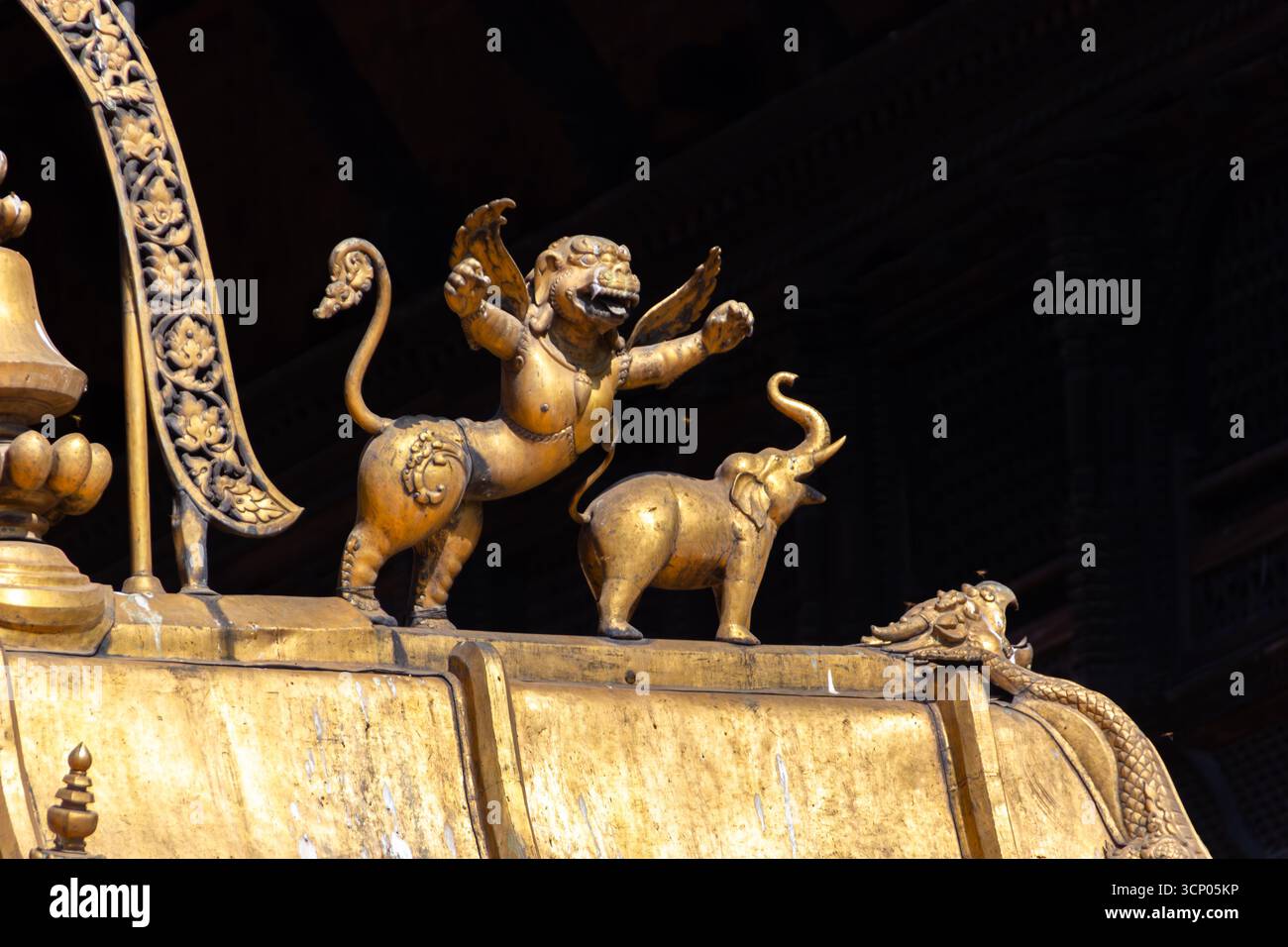 Creature del Tempio mitico d'oro nepalese Foto Stock