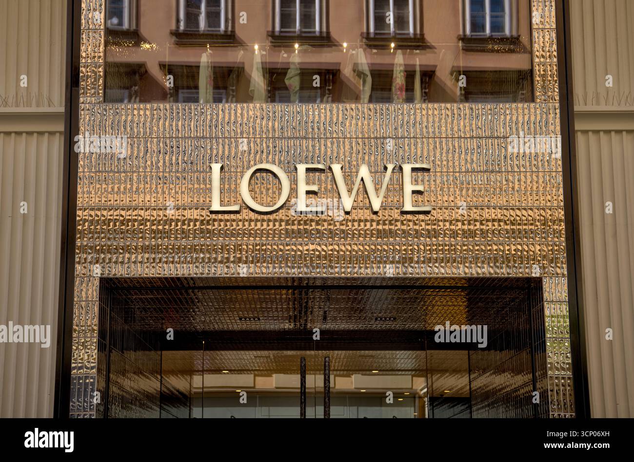 Insegna Loewe boutique di lusso nel quartiere dello shopping di Vienna. Foto Stock