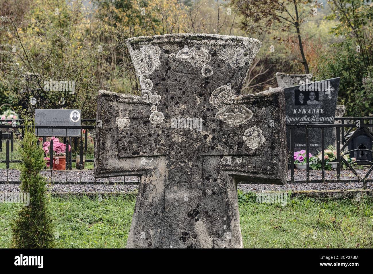 Bosnia-Erzegovina, Drvar (Mun.), Drvar Selo: Cimitero ortodosso ('Pravoslavno Groblje') Foto Stock