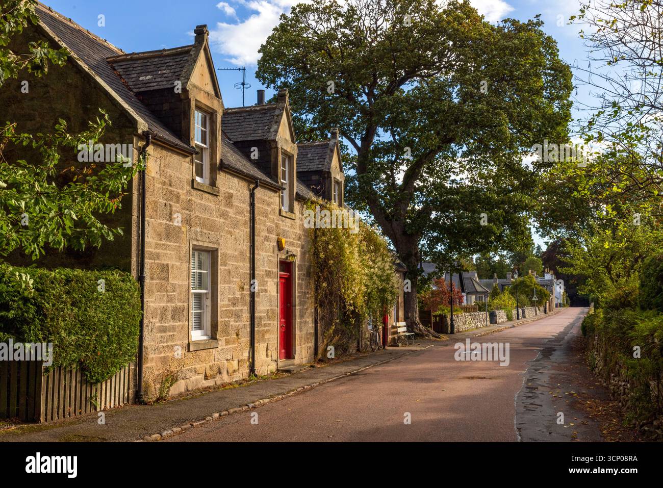 Pittoresco villaggio protetto nelle Highlands scozzesi, Cawdor è rinomata per il suo castello storico, per sempre legato al Macbeth di Shakespeare. Foto Stock