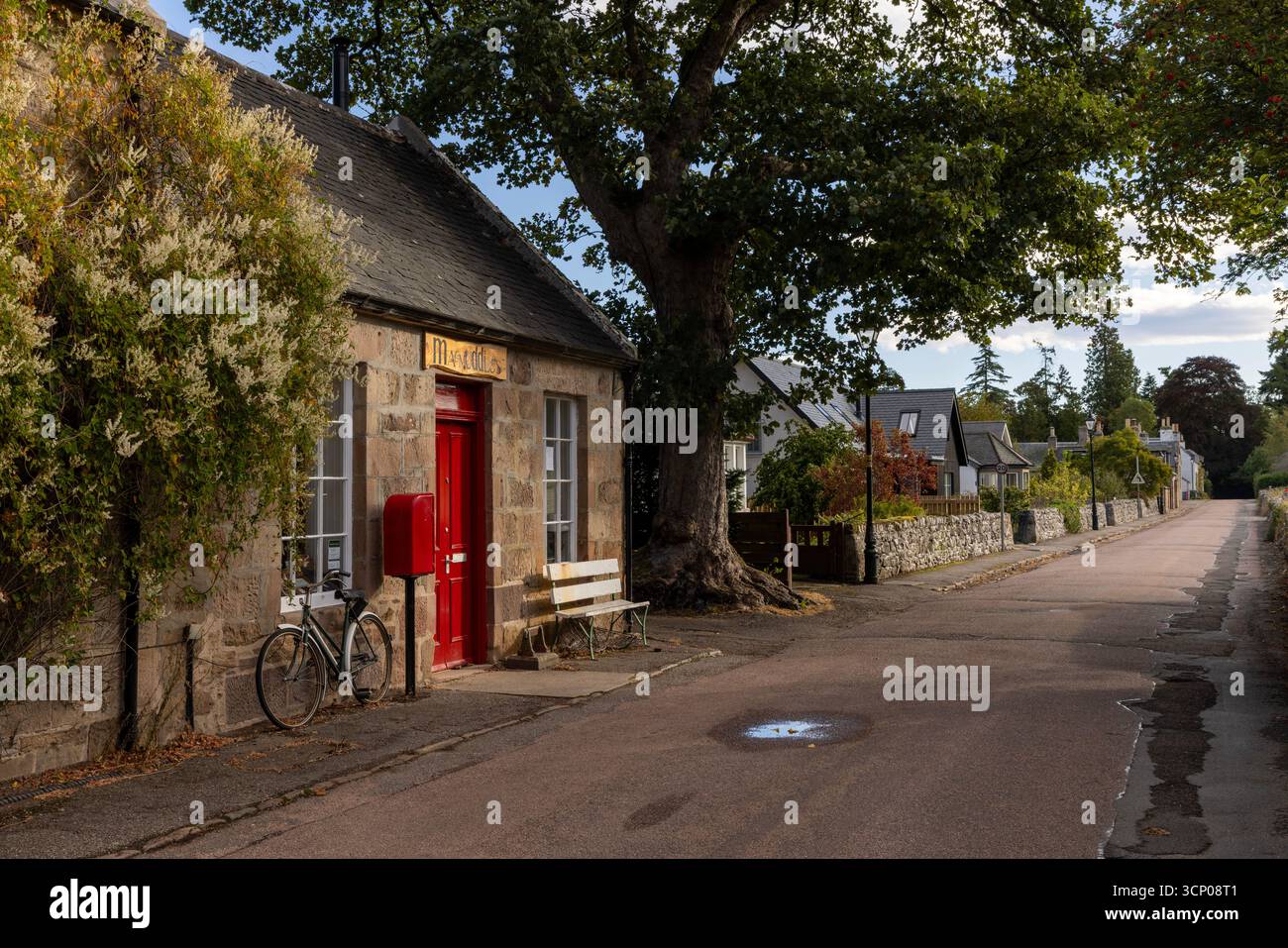 Pittoresco villaggio protetto nelle Highlands scozzesi, Cawdor è rinomata per il suo castello storico, per sempre legato al Macbeth di Shakespeare. Foto Stock