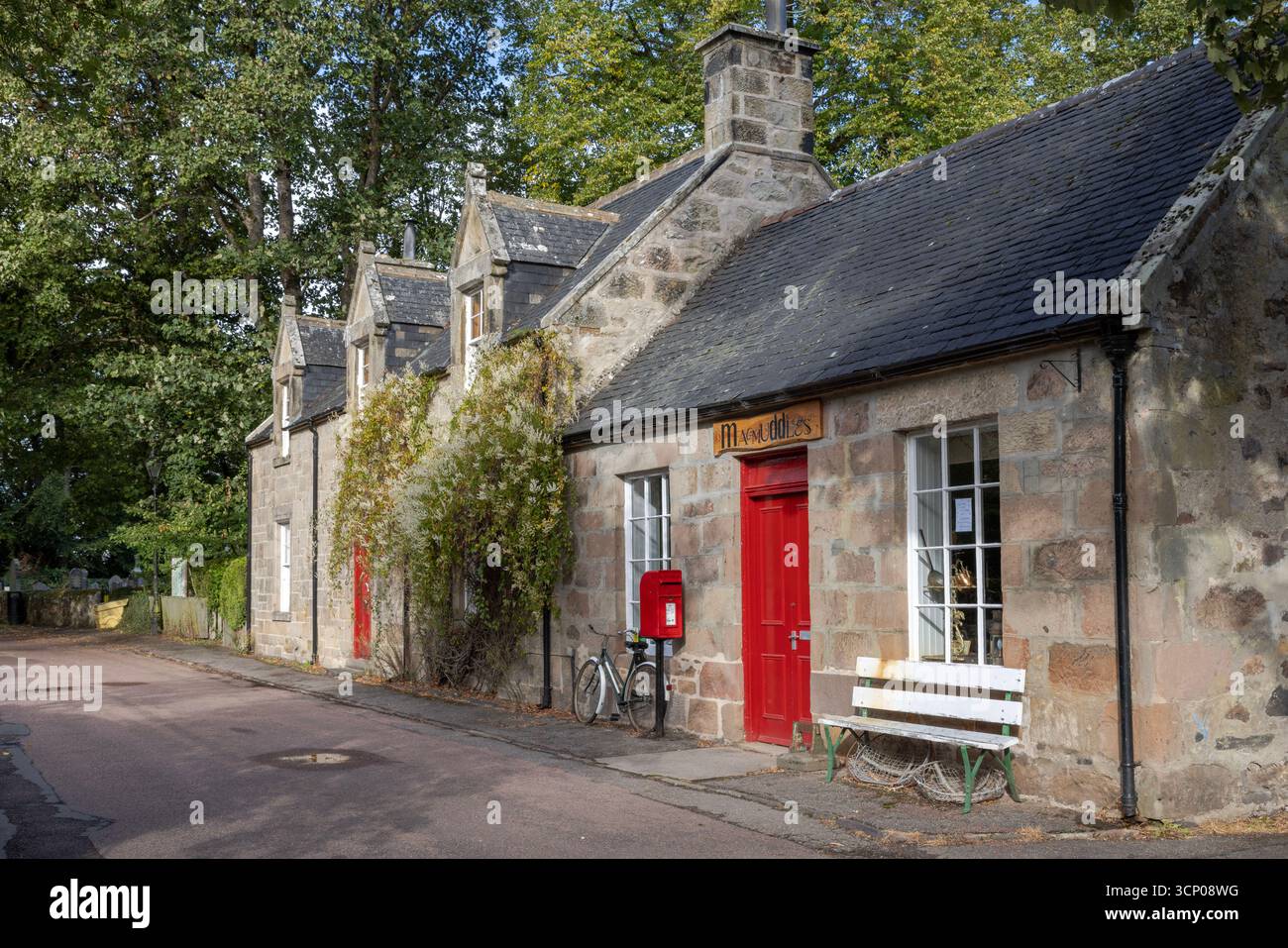 Pittoresco villaggio protetto nelle Highlands scozzesi, Cawdor è rinomata per il suo castello storico, per sempre legato al Macbeth di Shakespeare. Foto Stock