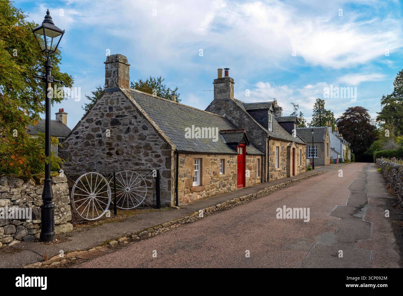 Pittoresco villaggio protetto nelle Highlands scozzesi, Cawdor è rinomata per il suo castello storico, per sempre legato al Macbeth di Shakespeare. Foto Stock