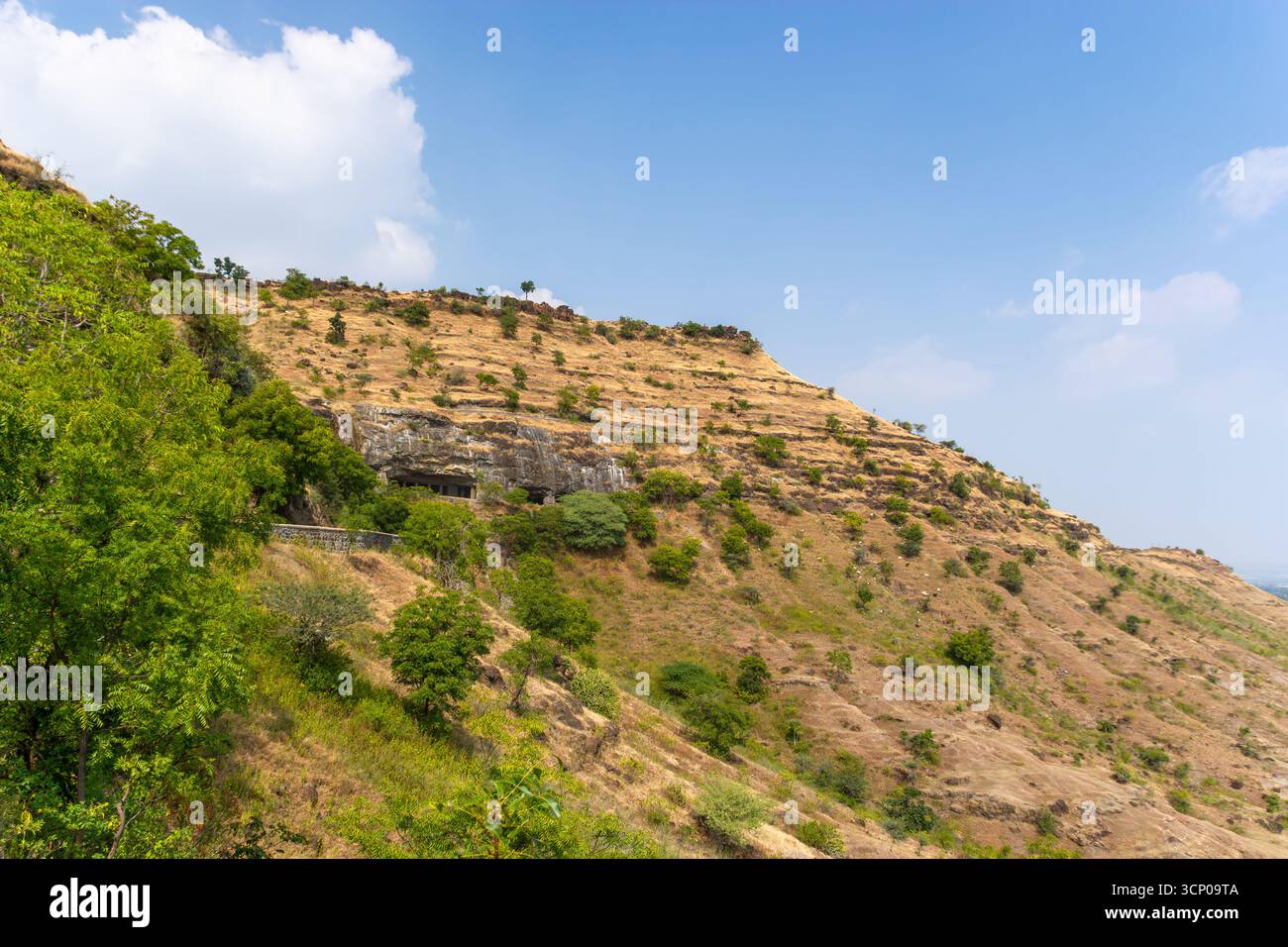 Grotte antiche su una collina terrazzata, Maharashtra Foto Stock