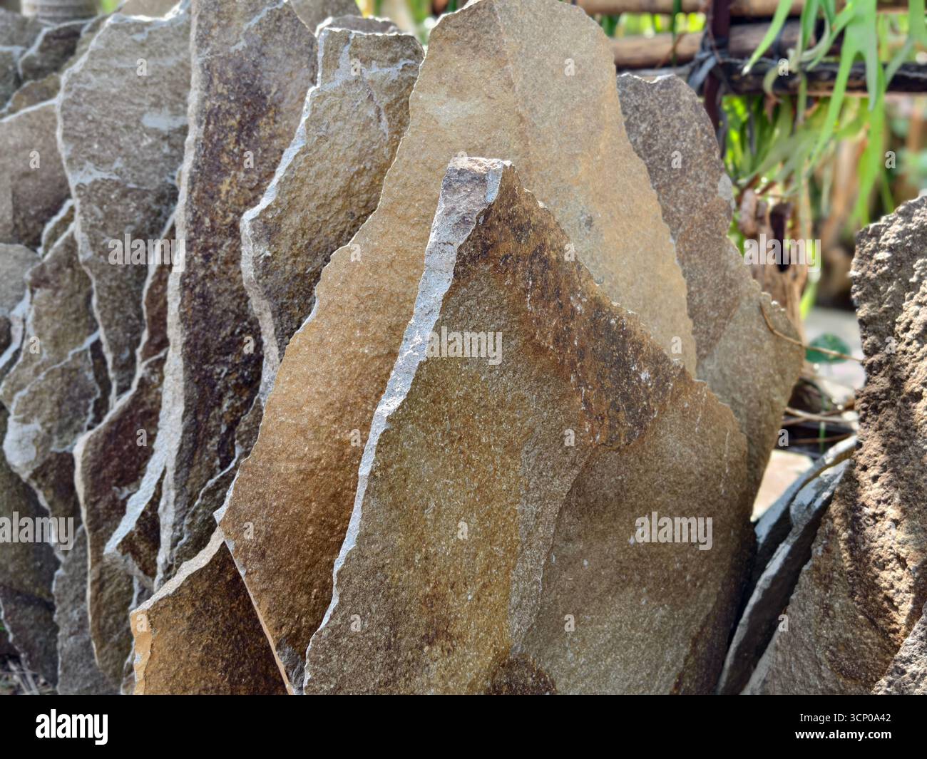 Lastre in pietra naturali grandi con taglio grezzo per edilizia, pavimentazione e decorazione Foto Stock