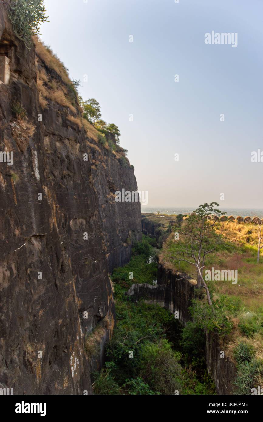 Daulatabad Fort Deep Moat e Sheer Cliffs Foto Stock