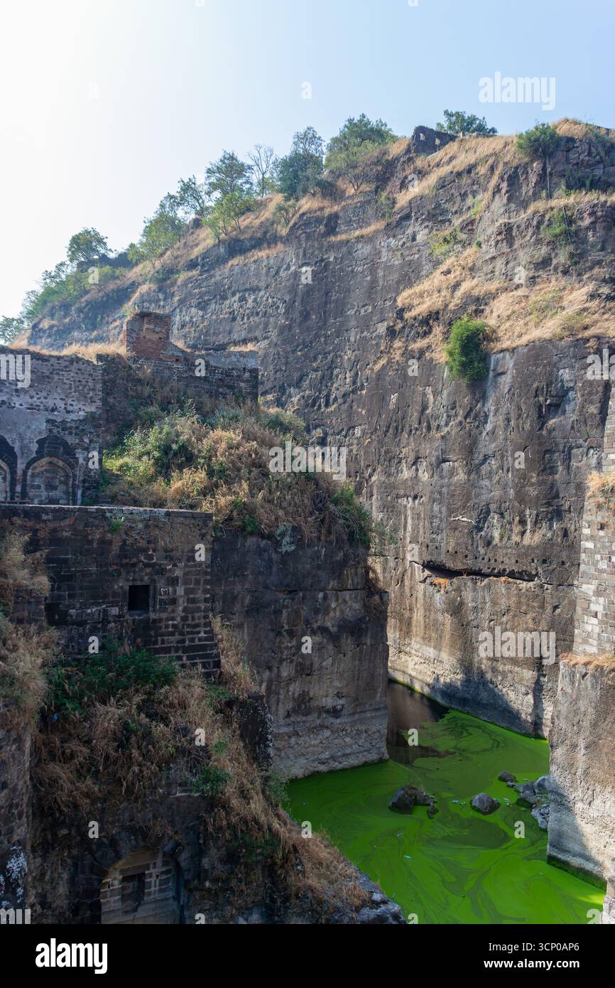 Daulatabad Fort Deep Moat e Sheer Cliffs Foto Stock