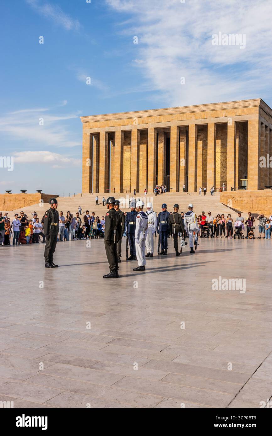 ANKARA, TURCHIA - 20 SETTEMBRE 2022: Cambio delle guardie nel complesso del Mausoleo di Mustafa Kemal Ataturk (Anitkabir) ad Ankara, Turchia Foto Stock