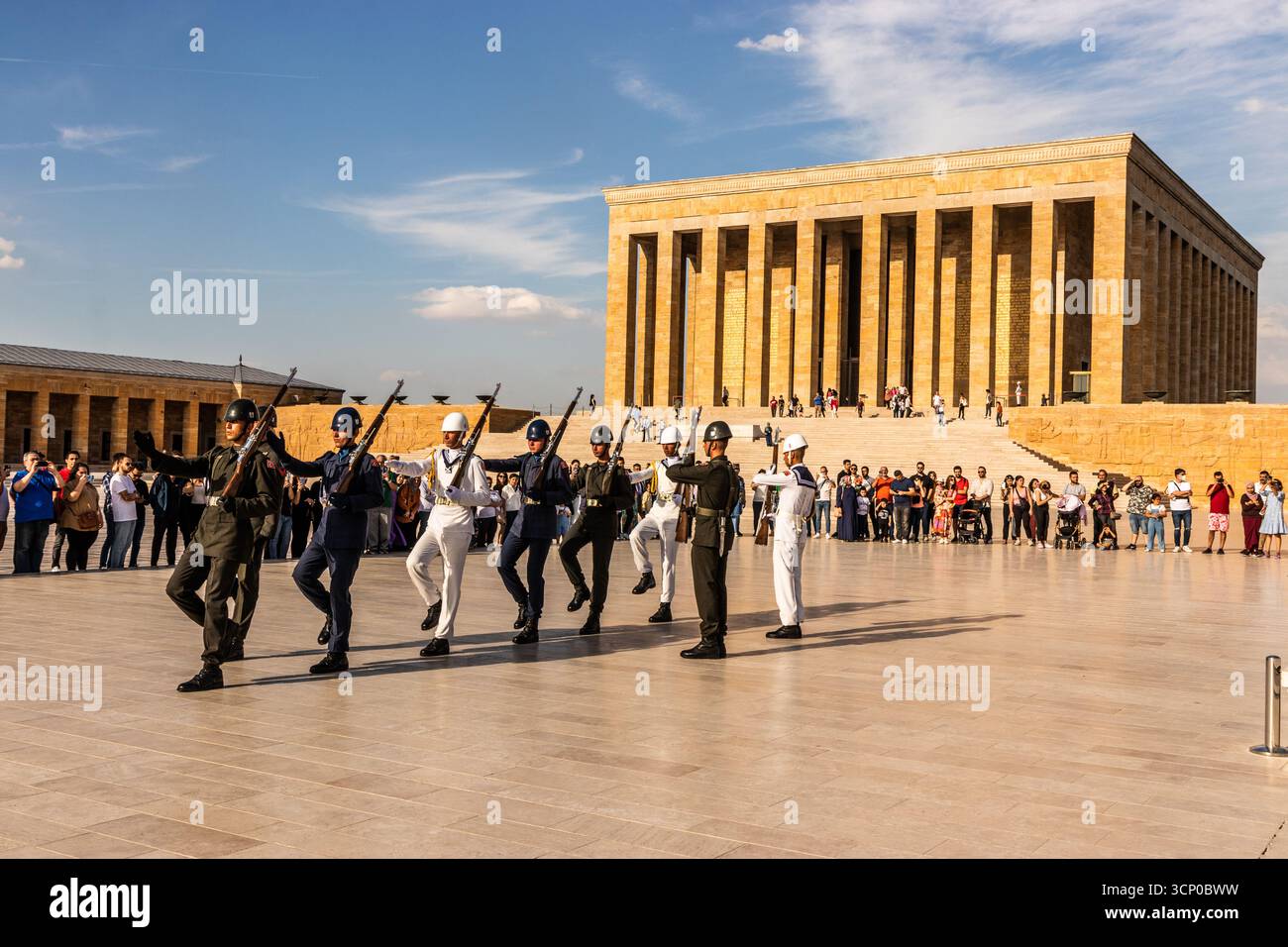 ANKARA, TURCHIA - 20 SETTEMBRE 2022: Cambio delle guardie nel complesso del Mausoleo di Mustafa Kemal Ataturk (Anitkabir) ad Ankara, Turchia Foto Stock