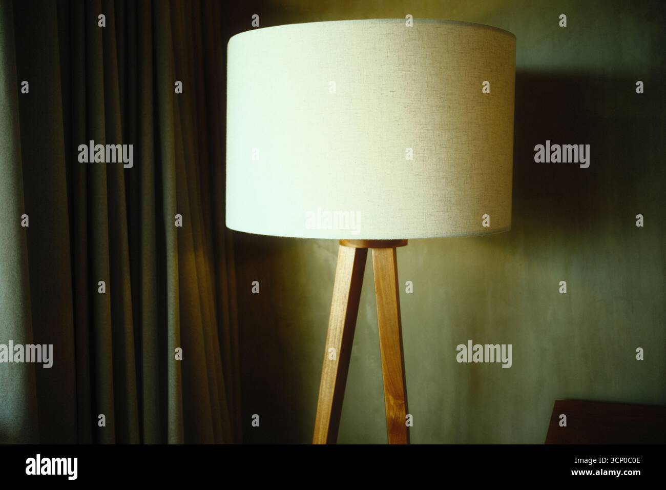Piantana in legno con treppiede in stile scandinavo e paralume hessian Foto Stock