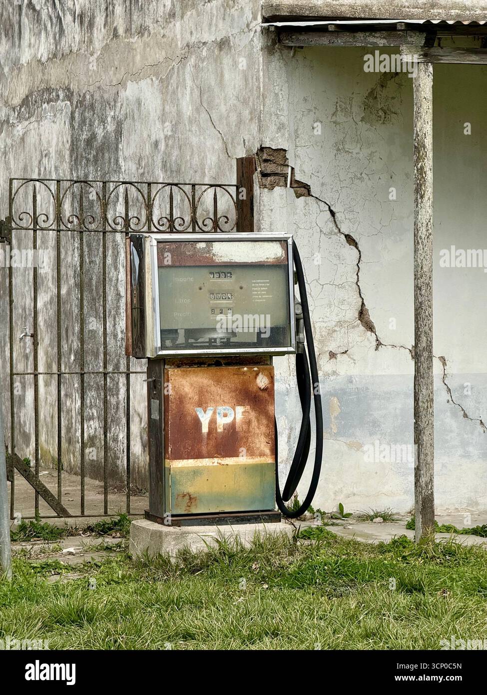 Pompa YPF vecchia - Immagine stock catturata con smartphone