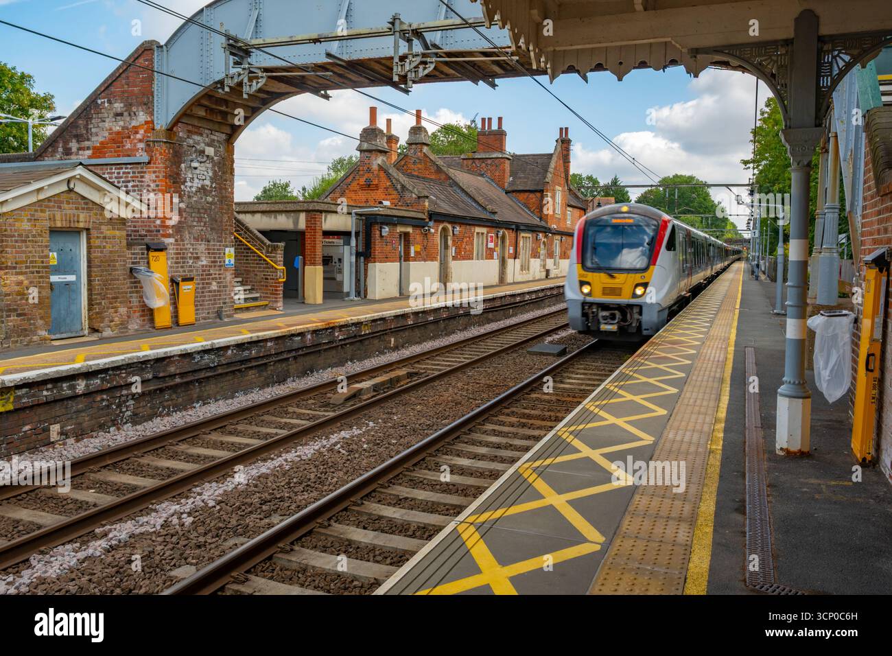 Treno che passa attraverso la stazione di Ingatestone Essex sulla Great Eastern Main Line Foto Stock