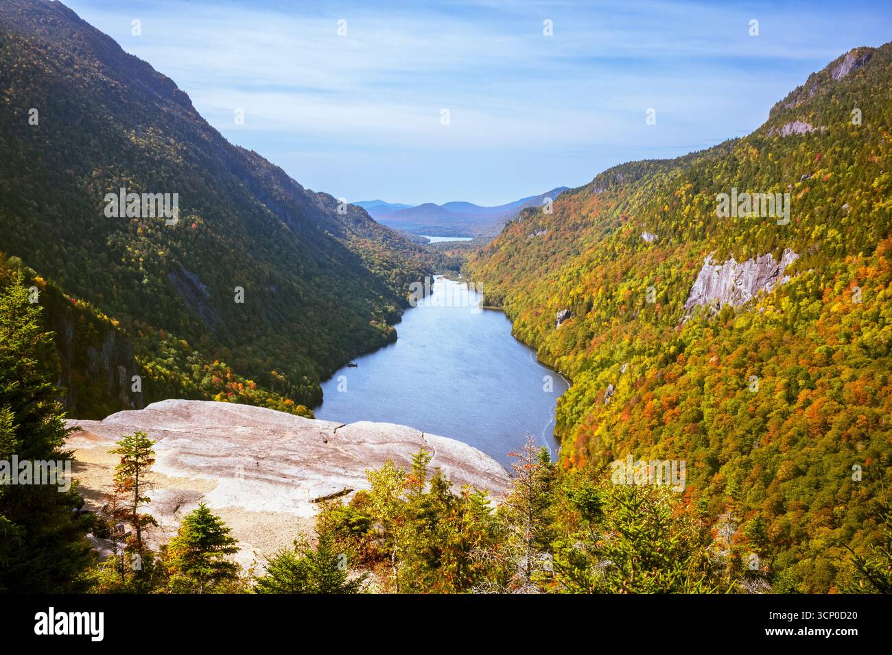 La vista da Indian Head si affaccia sulla Keene Valley con il lago Lower Ausable presso l'Adirondack Park nello stato di New York fotografata in autunno Foto Stock