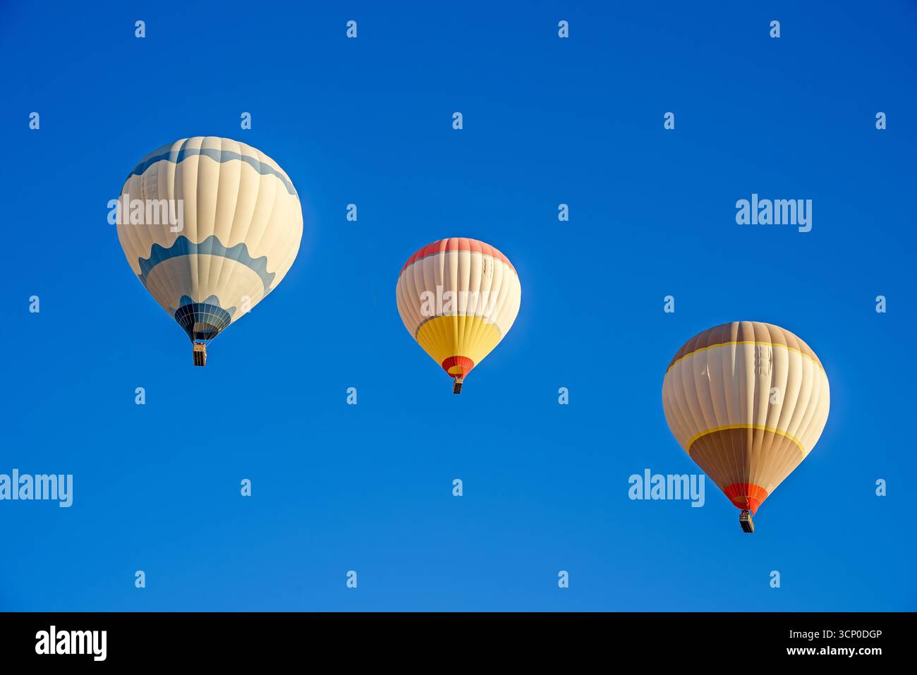 Tre mongolfiere nel cielo blu della Cappadocia Türkiye Foto Stock