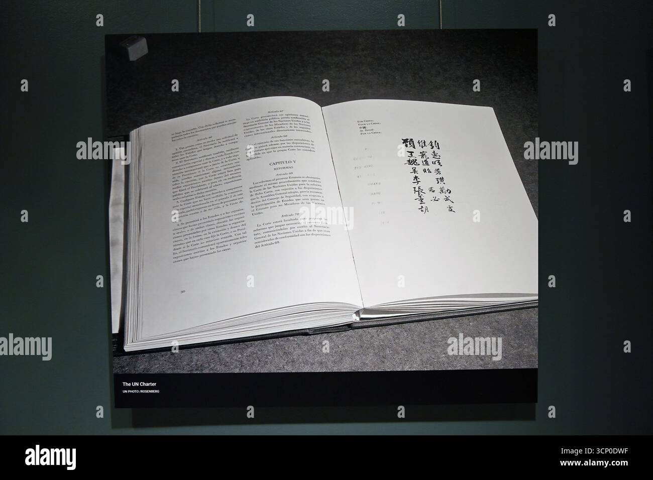 Nazioni Unite. 18 settembre 2025. La foto scattata il 18 settembre 2025 mostra una foto della carta delle Nazioni Unite esposta durante una mostra a tema "Reviving the Spirit of San Francisco" presso la sede delle Nazioni Unite a New York. Quest'anno ricorre il 80° anniversario della fondazione delle Nazioni Unite. Crediti: Li Rui/Xinhua/Alamy Live News Foto Stock
