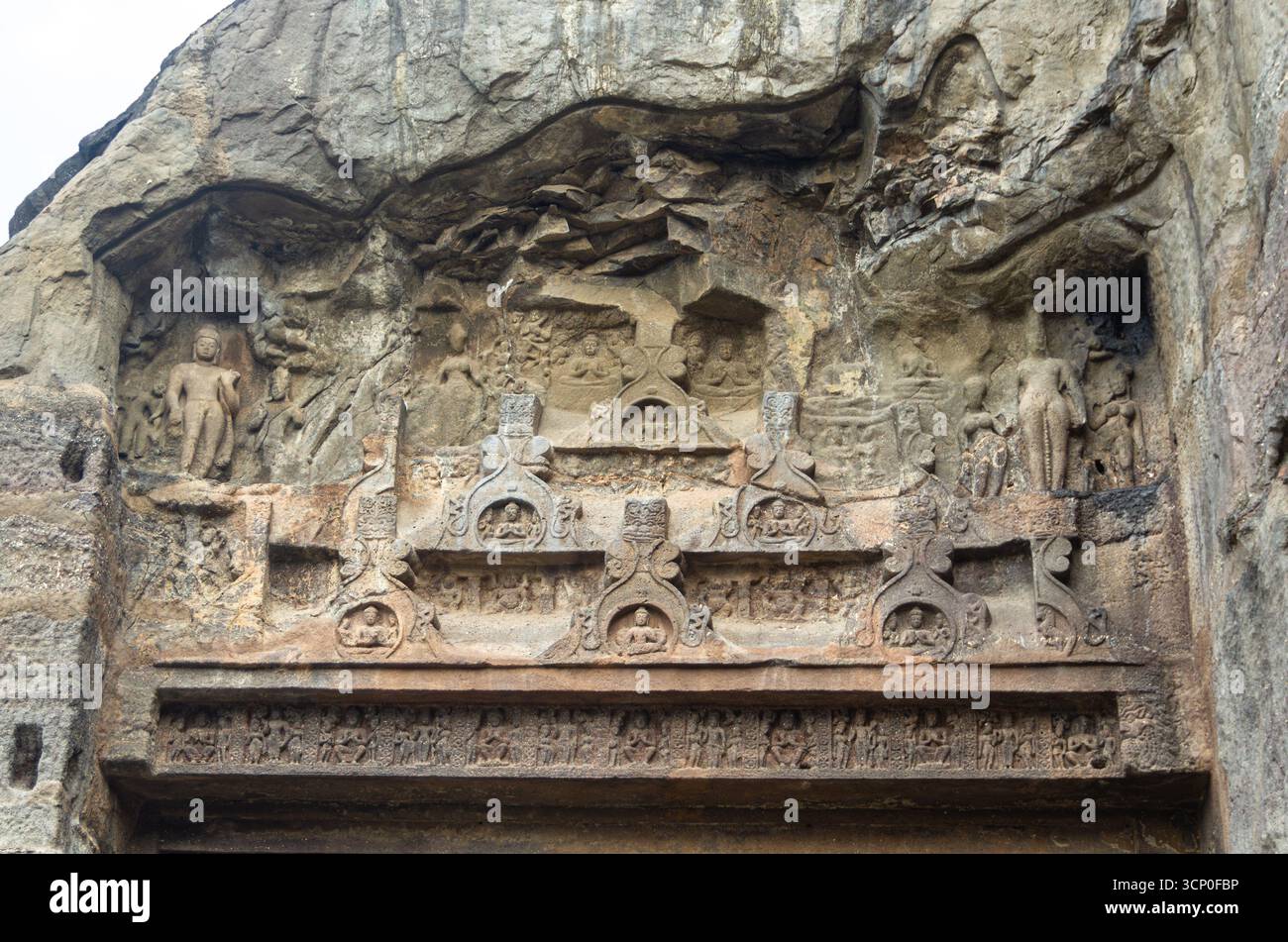 Antica facciata indiana scavata nella roccia a più livelli Foto Stock