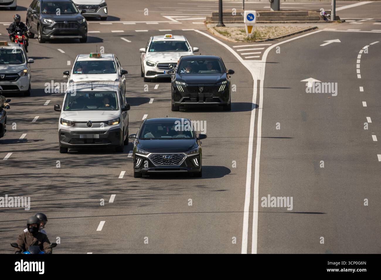 Veduta aerea del semaforo di Castellana a mezzogiorno di agosto, quando Madrid si svuota per le vacanze estive Foto Stock