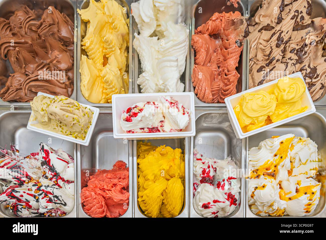 Vasca per gelato brownie, con pezzi di brownie al cioccolato, noci e sciroppo al caramello, condita con gelato alla vaniglia Foto Stock