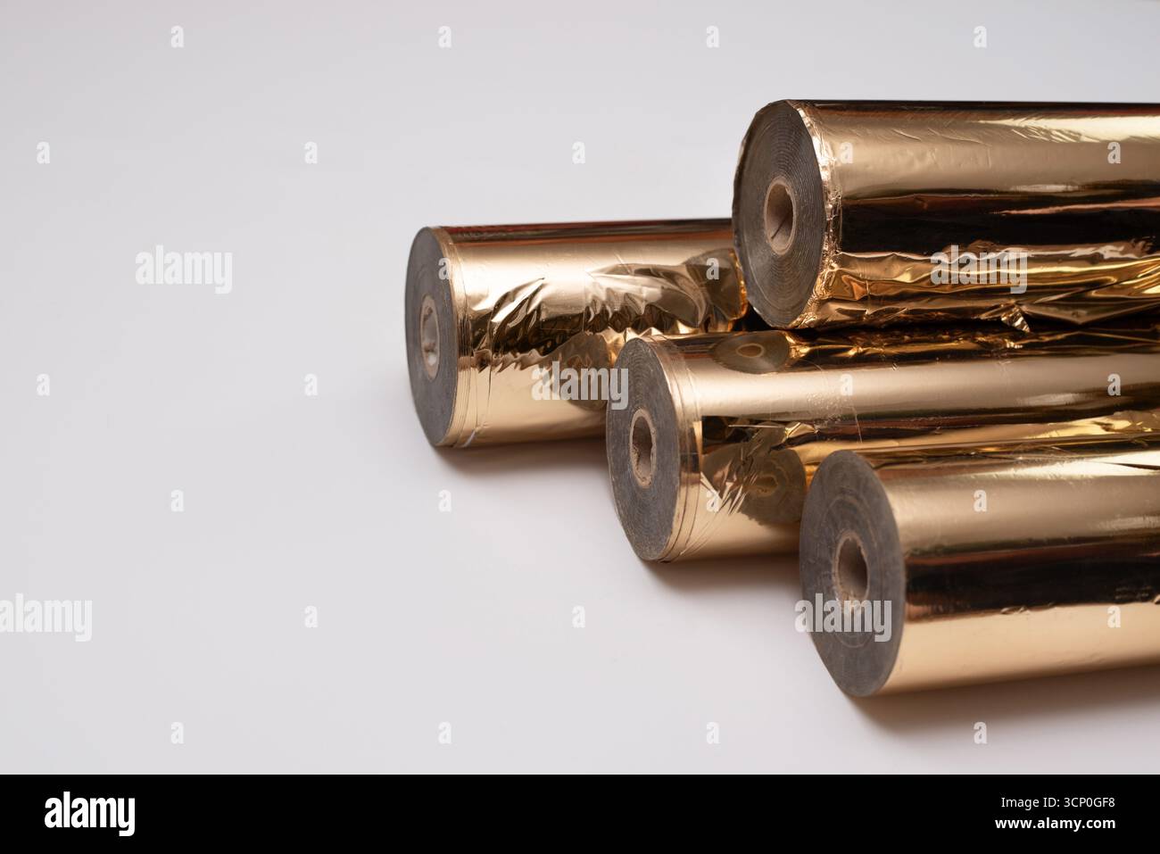 Lamina in oro metallico in rotoli utilizzata per la stampa di logo, testo attraverso goffratura su prodotti stampati finiti come decorazione, spazio per il testo Foto Stock