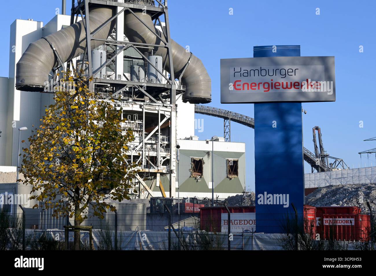 DEUTSCHLAND, Amburgo, Steinkohlekraftwerk Moorburg, ehemals Vattenfall, aktuell Abbruch und Umbau zum Hamburg Green Hydrogen Hub von Hamburger Energiewerke und Finanzinvestor Luxcara, Geplant Erzeugung von grünem Wasswerstoff mit einem Groß Elektrolyseur, Doppel Schornstein vor Sprengung Foto Stock