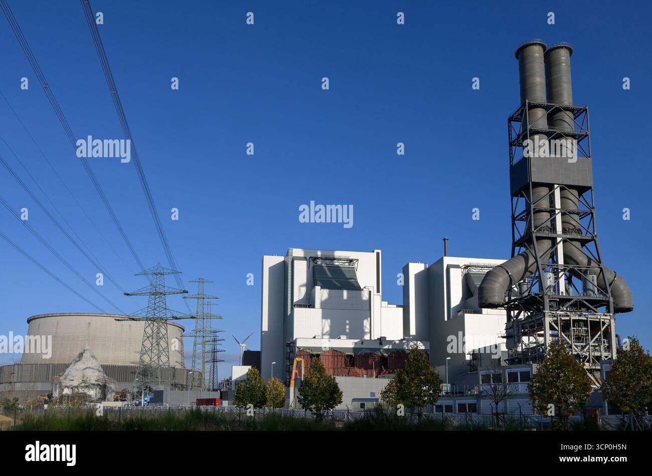 DEUTSCHLAND, Amburgo, Steinkohlekraftwerk Moorburg, ehemals Vattenfall, aktuell Abbruch und Umbau zum Hamburg Green Hydrogen Hub von Hamburger Energiewerke und Finanzinvestor Luxcara, Geplant Erzeugung von grünem Wasswerstoff mit einem Groß Elektrolyseur, Doppel Schornstein vor Sprengung Foto Stock
