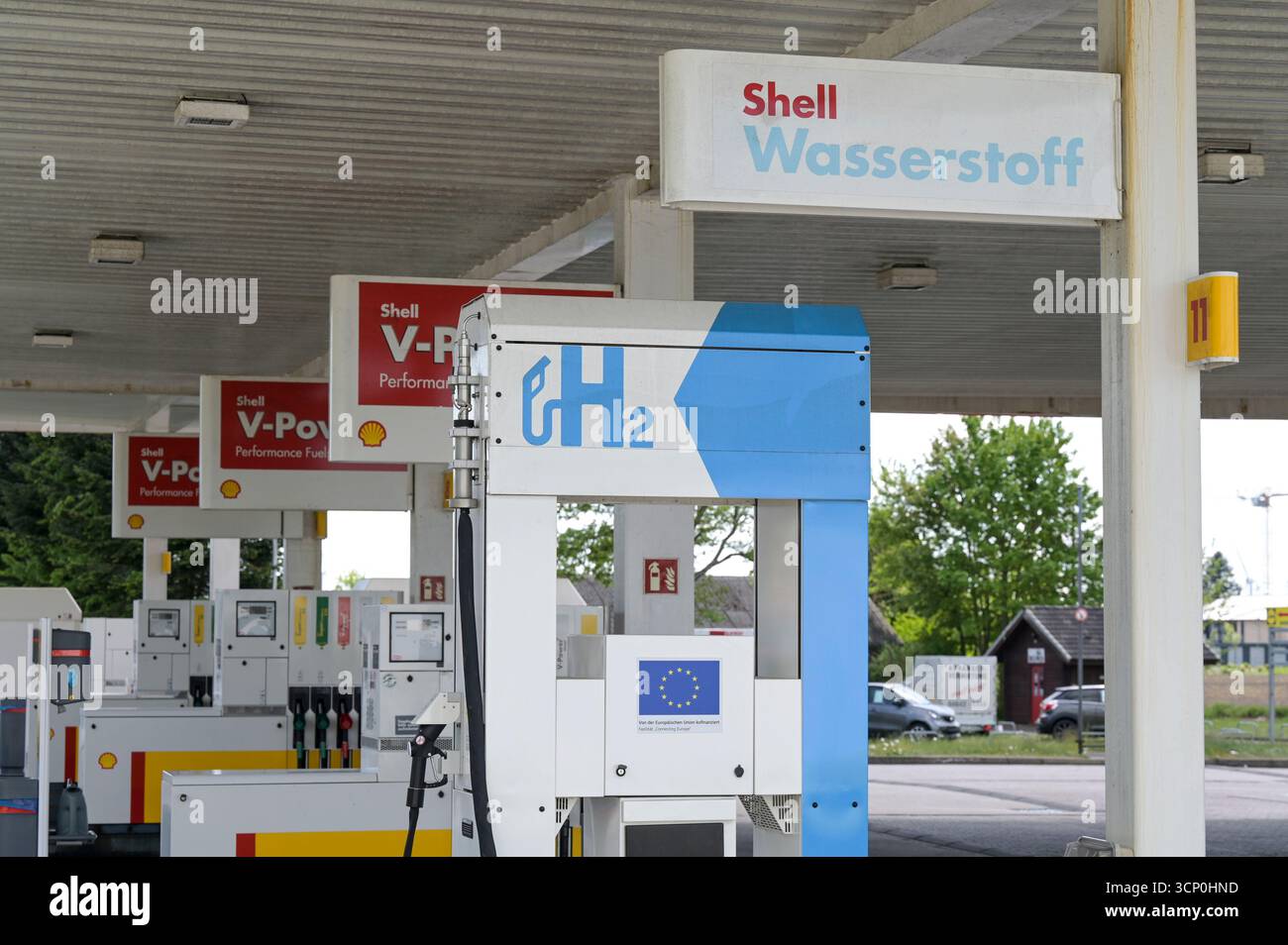 DEUTSCHLAND, SH, Handewitt, Shell Tankstelle mit H2 Mobility Wasserstoff Zapfsäule, H2 Mobility Deutschland GmbH ist ein privates Unternehmen, das von verschiedenen Gesellschaftern getragen wird, darunter Air liquide, Daimler, Linde, OMV, shell, Total e BMW Foto Stock