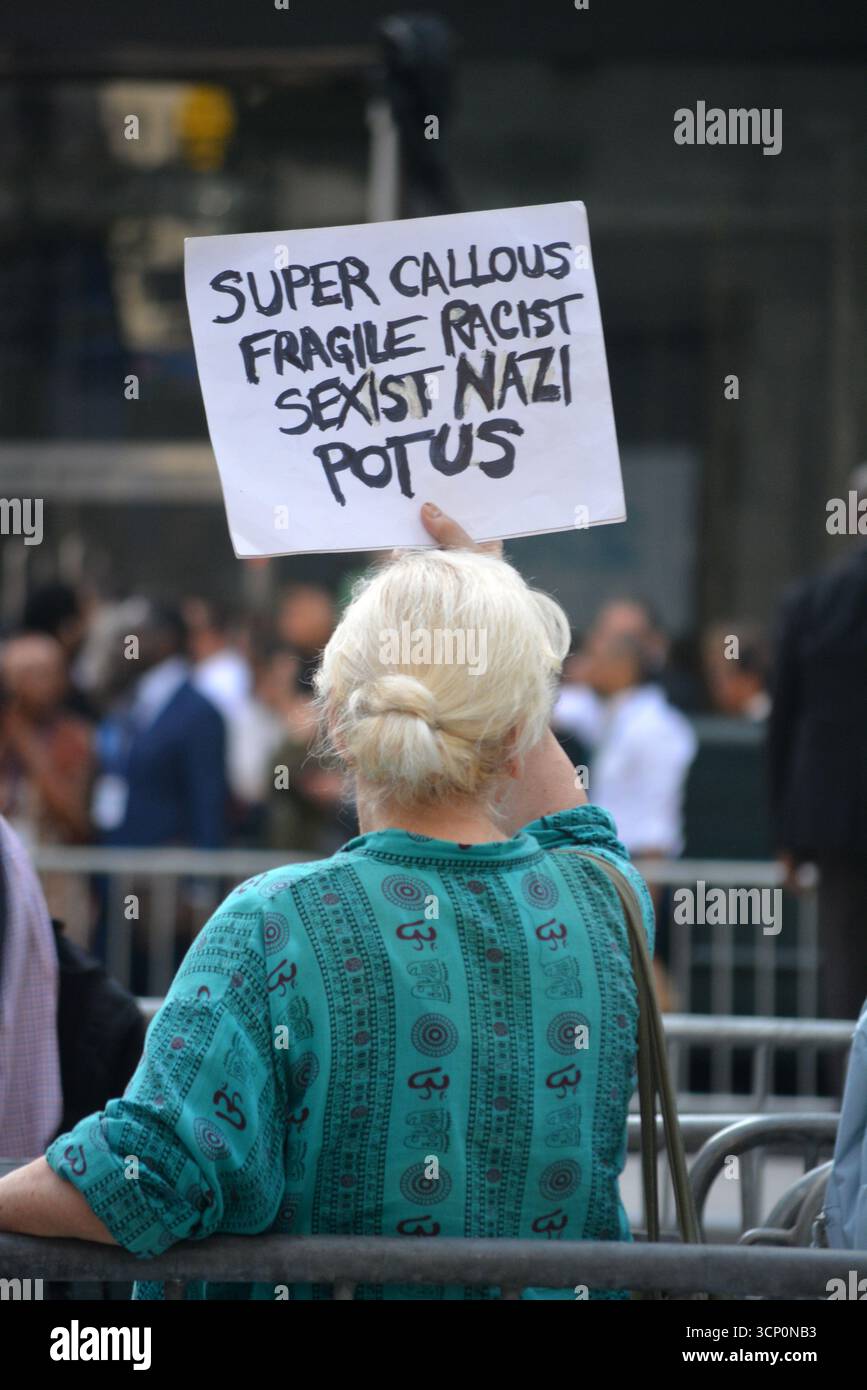 Manifestanti vicino alle Nazioni Unite in vista del discorso del Presidente Trumps all'Assemblea generale delle Nazioni Unite a Manhattan. Data di adozione: 23 settembre 2025. Crediti: Christopher Penler/Alamy Live News Foto Stock