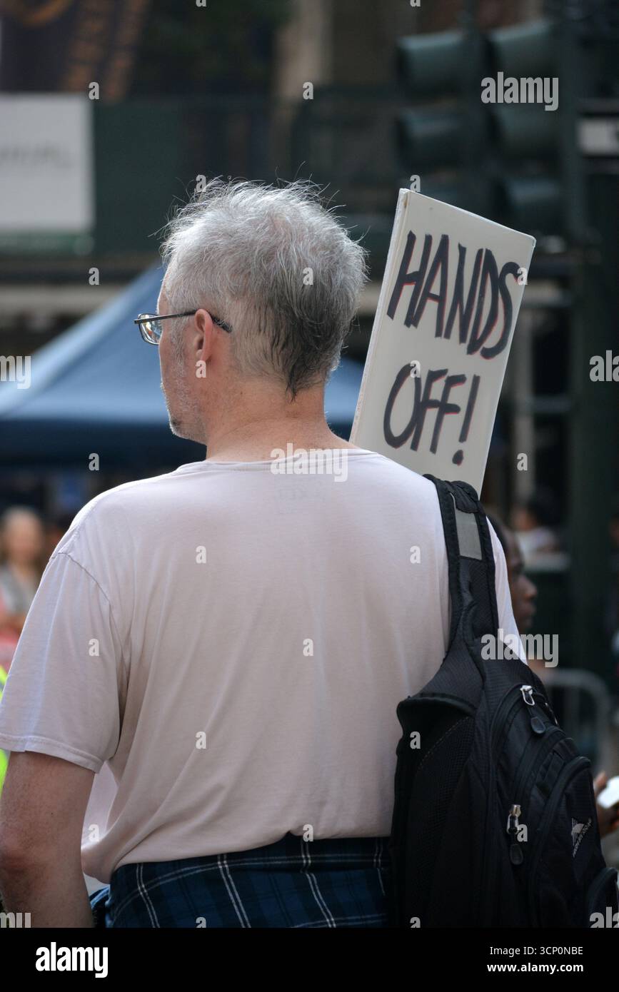 Manifestanti vicino alle Nazioni Unite in vista del discorso del Presidente Trumps all'Assemblea generale delle Nazioni Unite a Manhattan. Data di adozione: 23 settembre 2025. Crediti: Christopher Penler/Alamy Live News Foto Stock