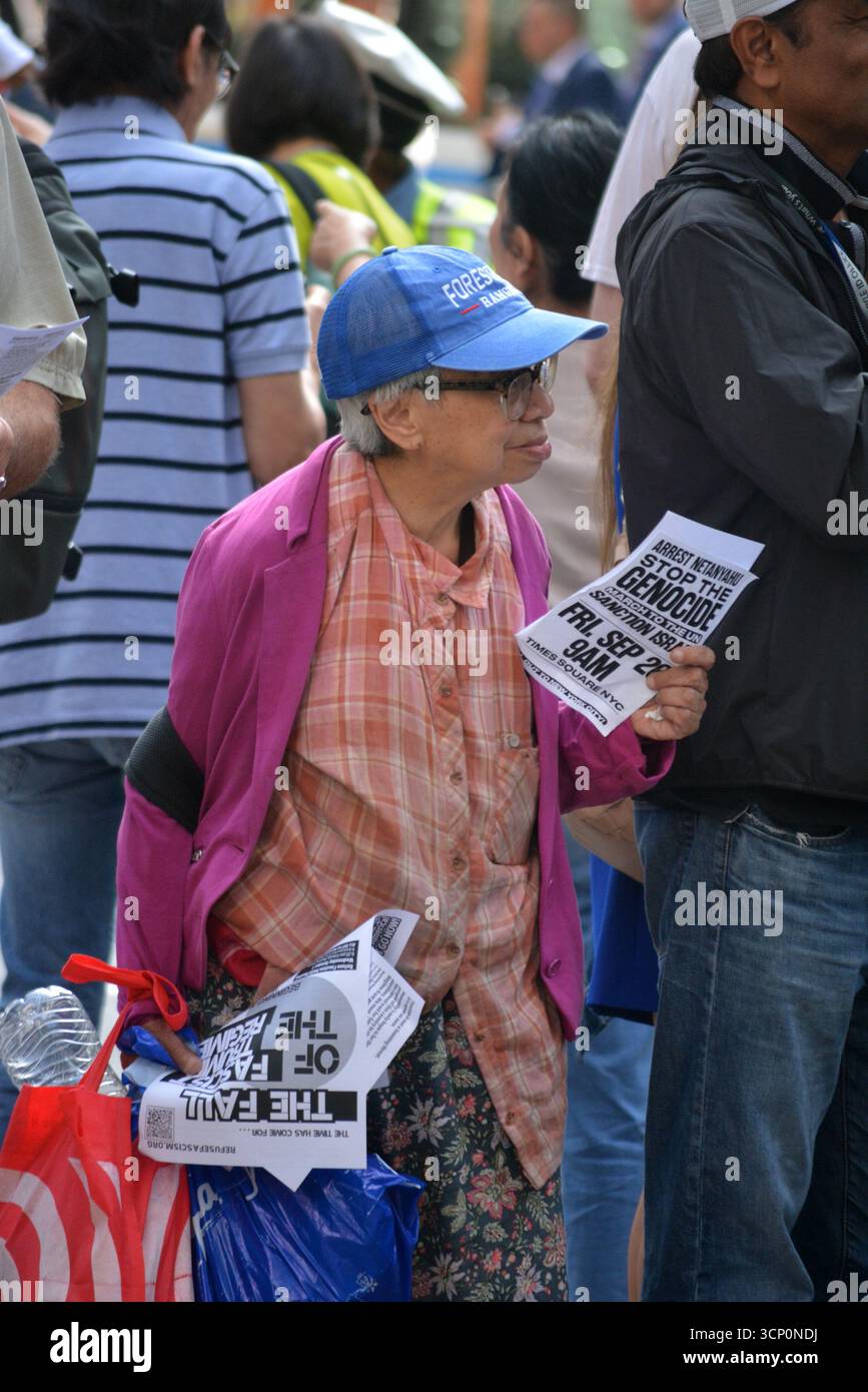 Manifestanti vicino alle Nazioni Unite in vista del discorso del Presidente Trumps all'Assemblea generale delle Nazioni Unite a Manhattan. Data di adozione: 23 settembre 2025. Crediti: Christopher Penler/Alamy Live News Foto Stock