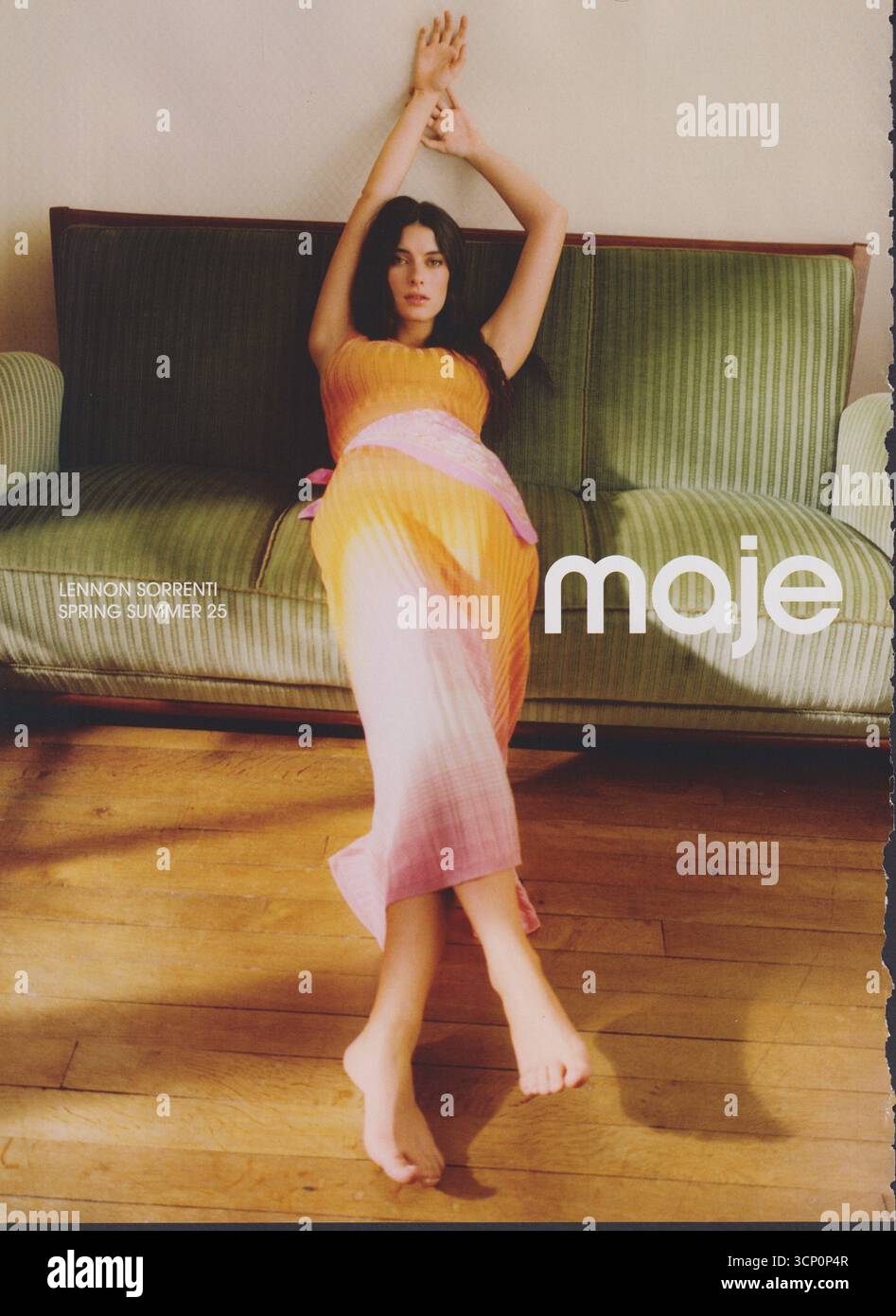 Poster che pubblicizza la casa di moda Maje su rivista cartacea da 2025 anni, pubblicità, pubblicità creativa Maje da 2020 anni Foto Stock