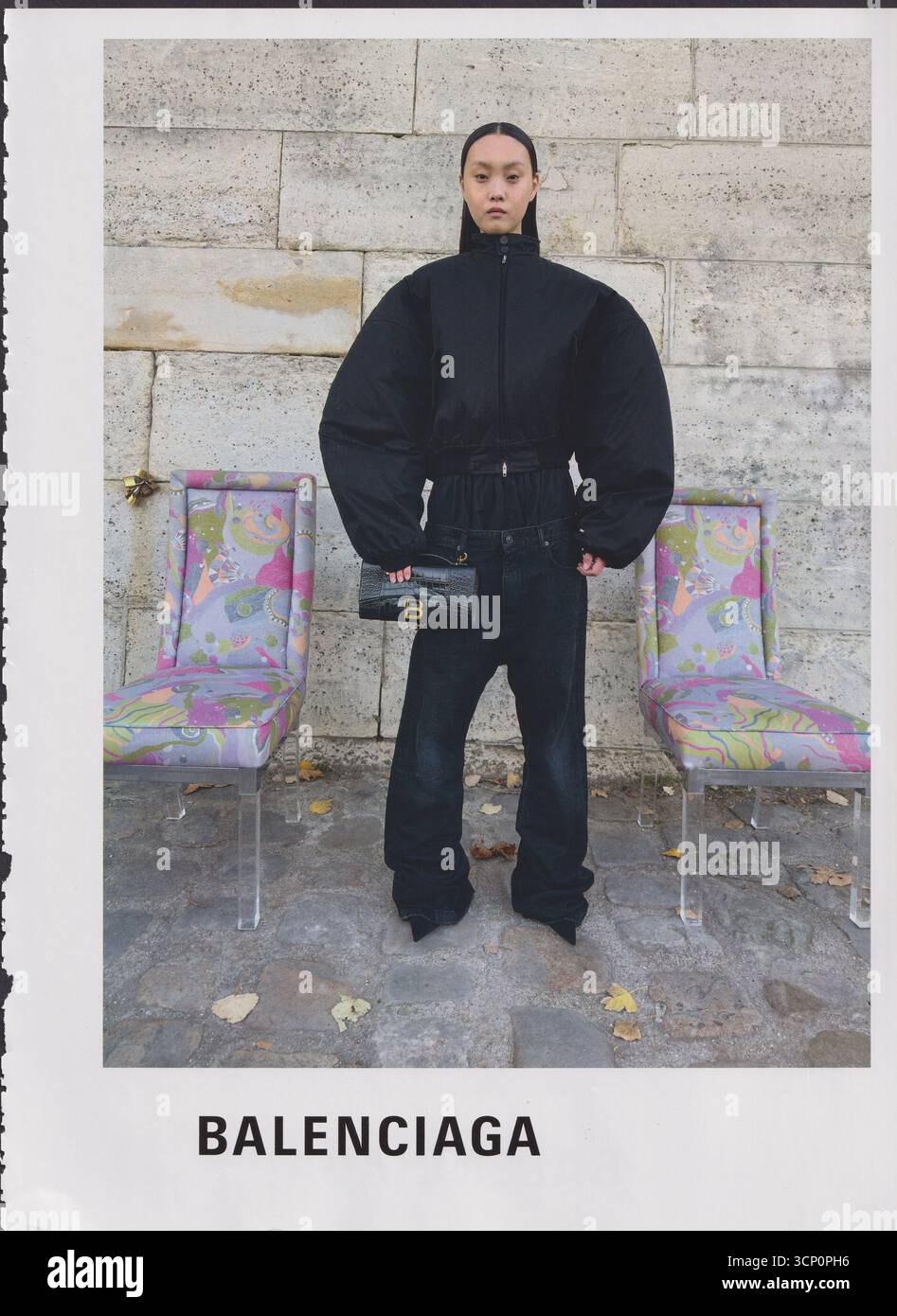 Poster pubblicitario casa di moda Balenciaga su rivista cartacea da 2025 anni, pubblicità, pubblicità creativa Balenciaga 2020s Foto Stock