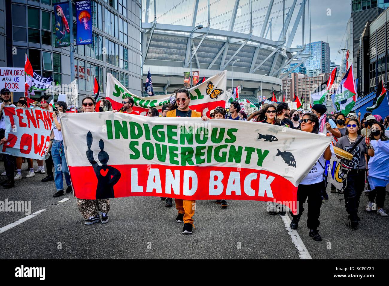 First Nations Land Back, bandiera della sovranità indigena, Draw the Line Protestation March, Vancouver, British Columbia, Canada Foto Stock