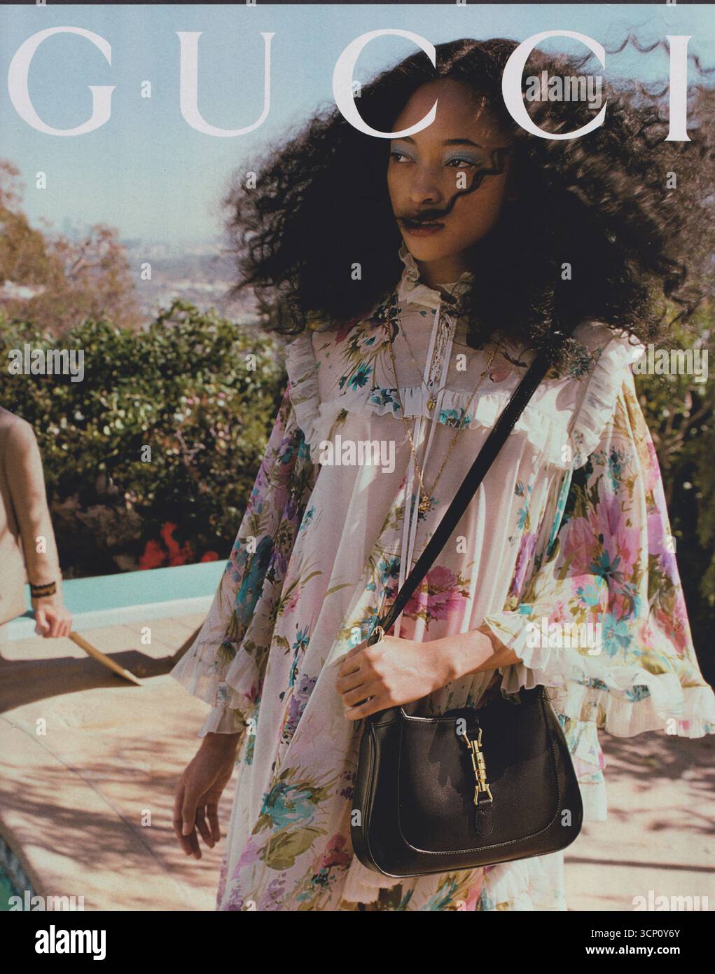 Poster pubblicitario casa di moda GUCCI su rivista di carta da 2021 anni, pubblicità, pubblicità creativa GUCCI pubblicità degli anni '2020 Foto Stock