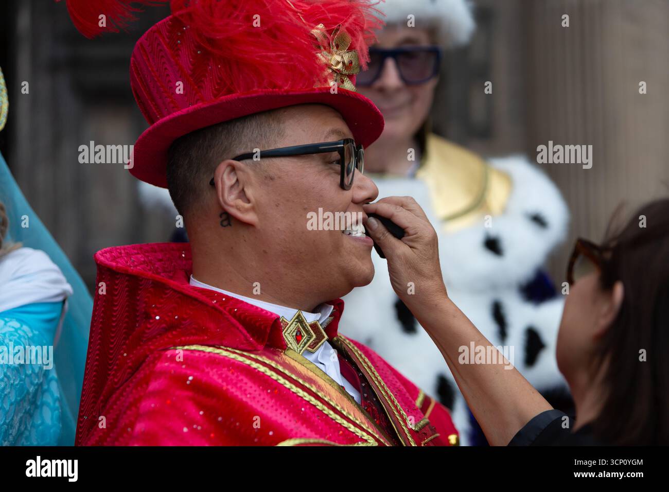 Birmingham, Regno Unito. 23 settembre 2025. La celebrità televisiva GOK Wan ha modificato il suo make durante il lancio ufficiale della pantomima Robin Hood ad Aston Hall, Birmingham. Lo spettacolo che si svolge all'ippodromo di Birmingham a dicembre vede GOK Wan nel ruolo di "GOK" Scarlet, Matt Slack nel ruolo di Robin Hood, Faye Tozer nel ruolo di Maid Marion e Matt Cardle nel ruolo dello sceriffo di Nottingham. La formazione di tutte le stelle è completata da Andrew Ryan nel ruolo di Henrietta Hood, Sandra Marvin nel ruolo di Spirit of Sherwood e Christopher Biggins, il re della pantomima, che fa un'apparizione speciale nel ruolo di Re Richard. Crediti: Peter Lopeman/Alamy Live News Foto Stock