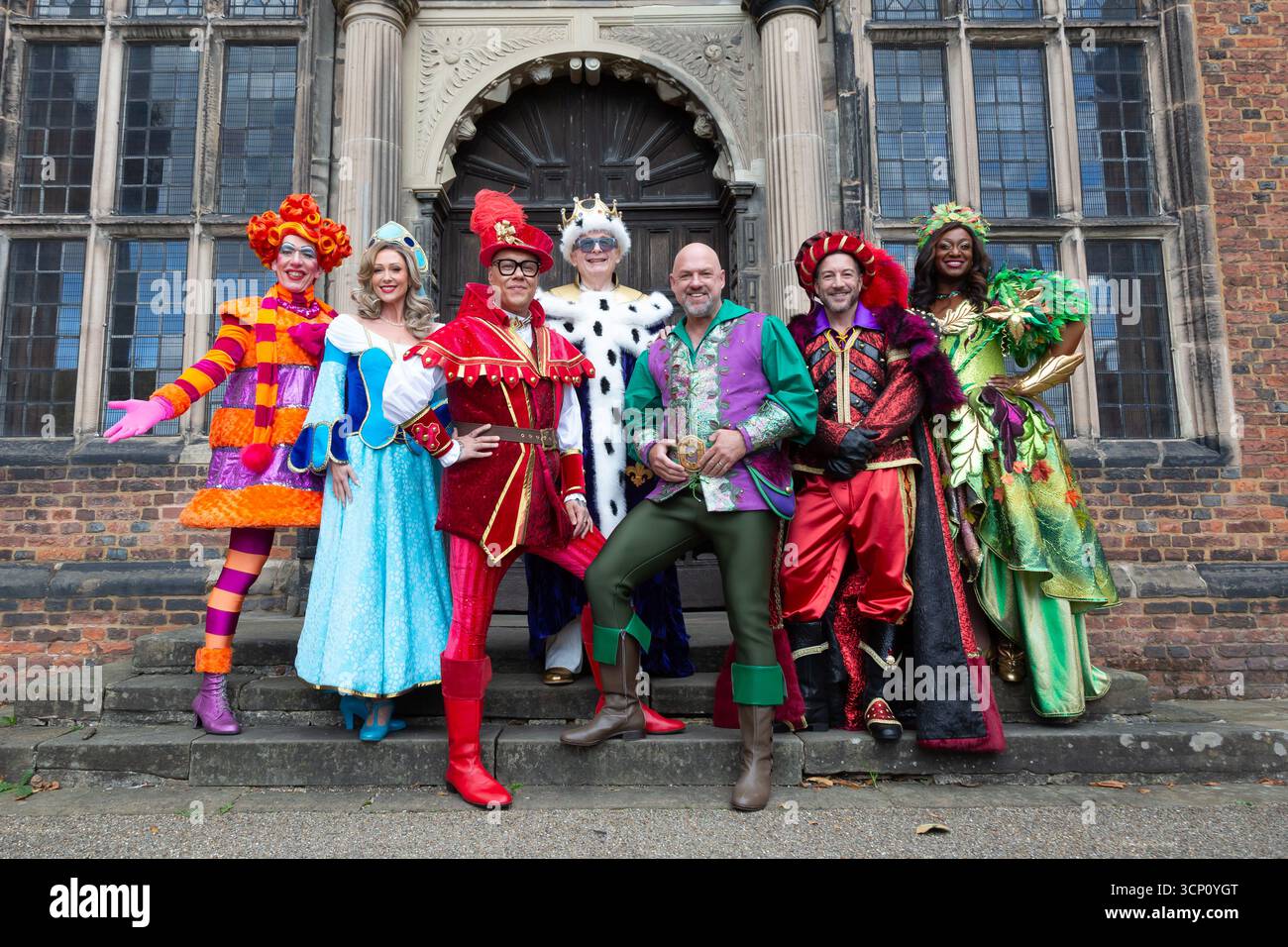 Birmingham, Regno Unito. 23 settembre 2025. Il cast della pantomima Robin Hood si riunisce per la chiamata ufficiale di lancio ad Aston Hall, Birmingham. Lo spettacolo che si svolge all'ippodromo di Birmingham a dicembre vede GOK Wan nel ruolo di "GOK" Scarlet, Matt Slack nel ruolo di Robin Hood, Faye Tozer nel ruolo di Maid Marion e Matt Cardle nel ruolo dello sceriffo di Nottingham. La formazione di tutte le stelle è completata da Andrew Ryan nel ruolo di Henrietta Hood, Sandra Marvin nel ruolo di Spirit of Sherwood e Christopher Biggins, il re della pantomima, che fa un'apparizione speciale nel ruolo di Re Richard. Crediti: Peter Lopeman/Alamy Live News Foto Stock