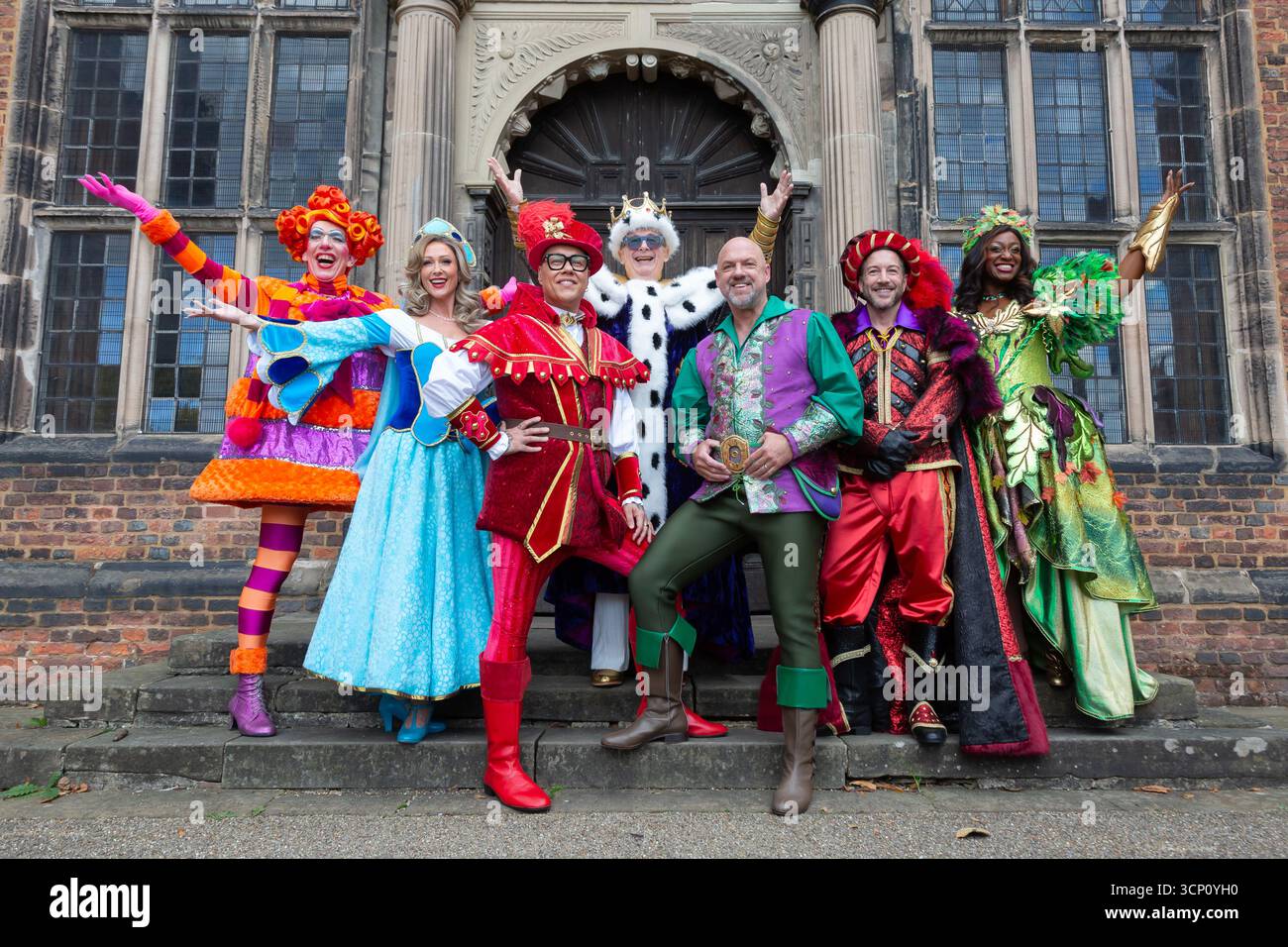 Birmingham, Regno Unito. 23 settembre 2025. Il cast della pantomima Robin Hood si riunisce per la chiamata ufficiale di lancio ad Aston Hall, Birmingham. Lo spettacolo che si svolge all'ippodromo di Birmingham a dicembre vede GOK Wan nel ruolo di "GOK" Scarlet, Matt Slack nel ruolo di Robin Hood, Faye Tozer nel ruolo di Maid Marion e Matt Cardle nel ruolo dello sceriffo di Nottingham. La formazione di tutte le stelle è completata da Andrew Ryan nel ruolo di Henrietta Hood, Sandra Marvin nel ruolo di Spirit of Sherwood e Christopher Biggins, il re della pantomima, che fa un'apparizione speciale nel ruolo di Re Richard. Crediti: Peter Lopeman/Alamy Live News Foto Stock