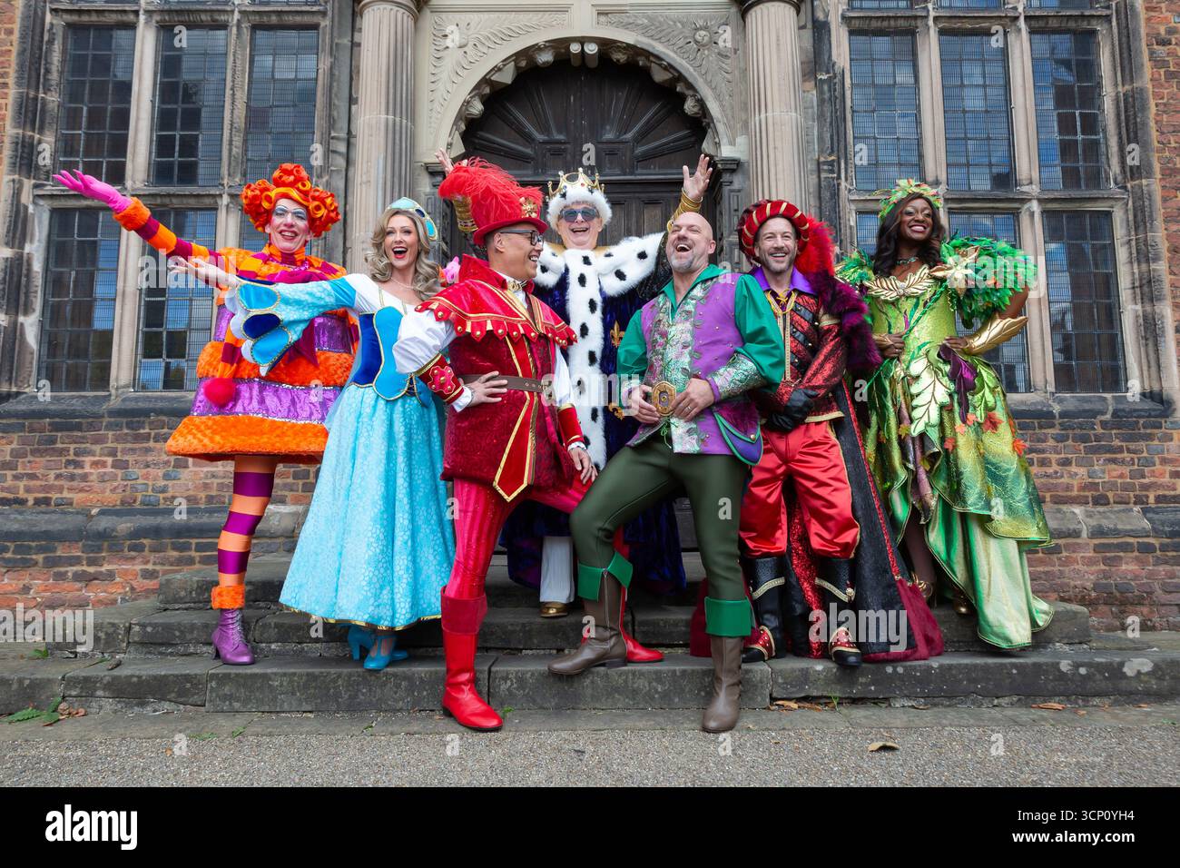 Birmingham, Regno Unito. 23 settembre 2025. Il cast della pantomima Robin Hood si riunisce per la chiamata ufficiale di lancio ad Aston Hall, Birmingham. Lo spettacolo che si svolge all'ippodromo di Birmingham a dicembre vede GOK Wan nel ruolo di "GOK" Scarlet, Matt Slack nel ruolo di Robin Hood, Faye Tozer nel ruolo di Maid Marion e Matt Cardle nel ruolo dello sceriffo di Nottingham. La formazione di tutte le stelle è completata da Andrew Ryan nel ruolo di Henrietta Hood, Sandra Marvin nel ruolo di Spirit of Sherwood e Christopher Biggins, il re della pantomima, che fa un'apparizione speciale nel ruolo di Re Richard. Crediti: Peter Lopeman/Alamy Live News Foto Stock